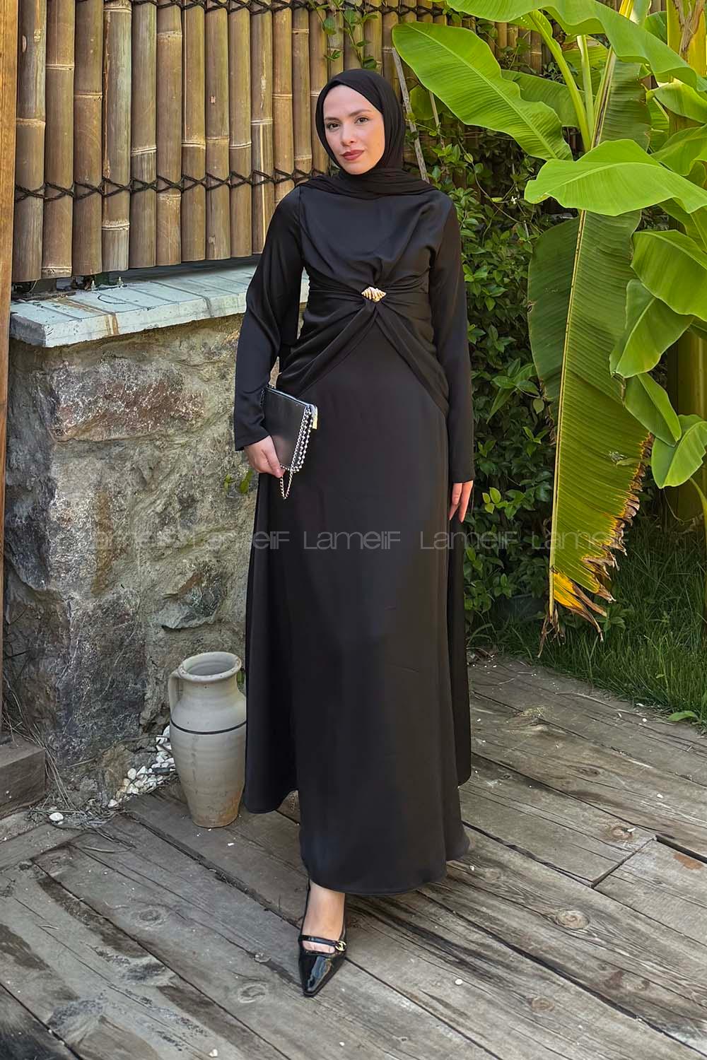 Lamelif Büzgü Detaylı Broşlu Saten Tesettür Elbise Siyah