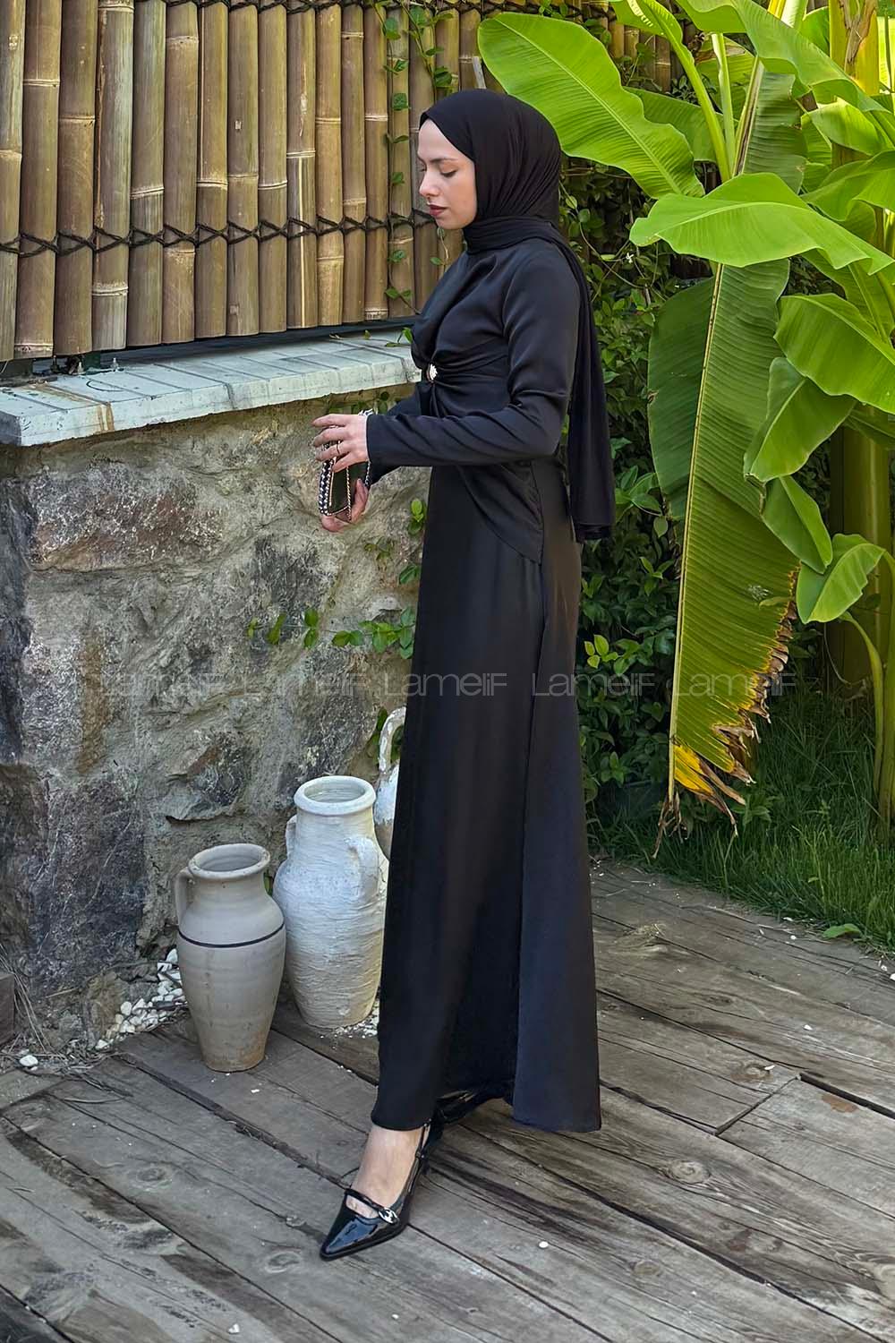 Lamelif Büzgü Detaylı Broşlu Saten Tesettür Elbise Siyah