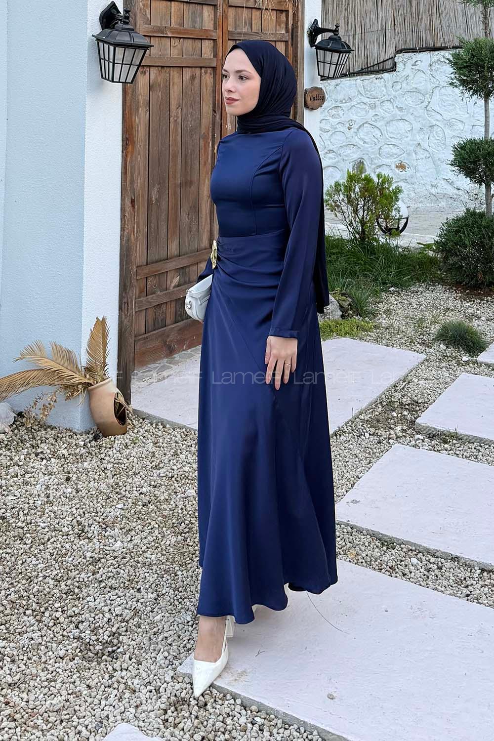 Lamelif Broş Detaylı Saten Elbise Lacivert