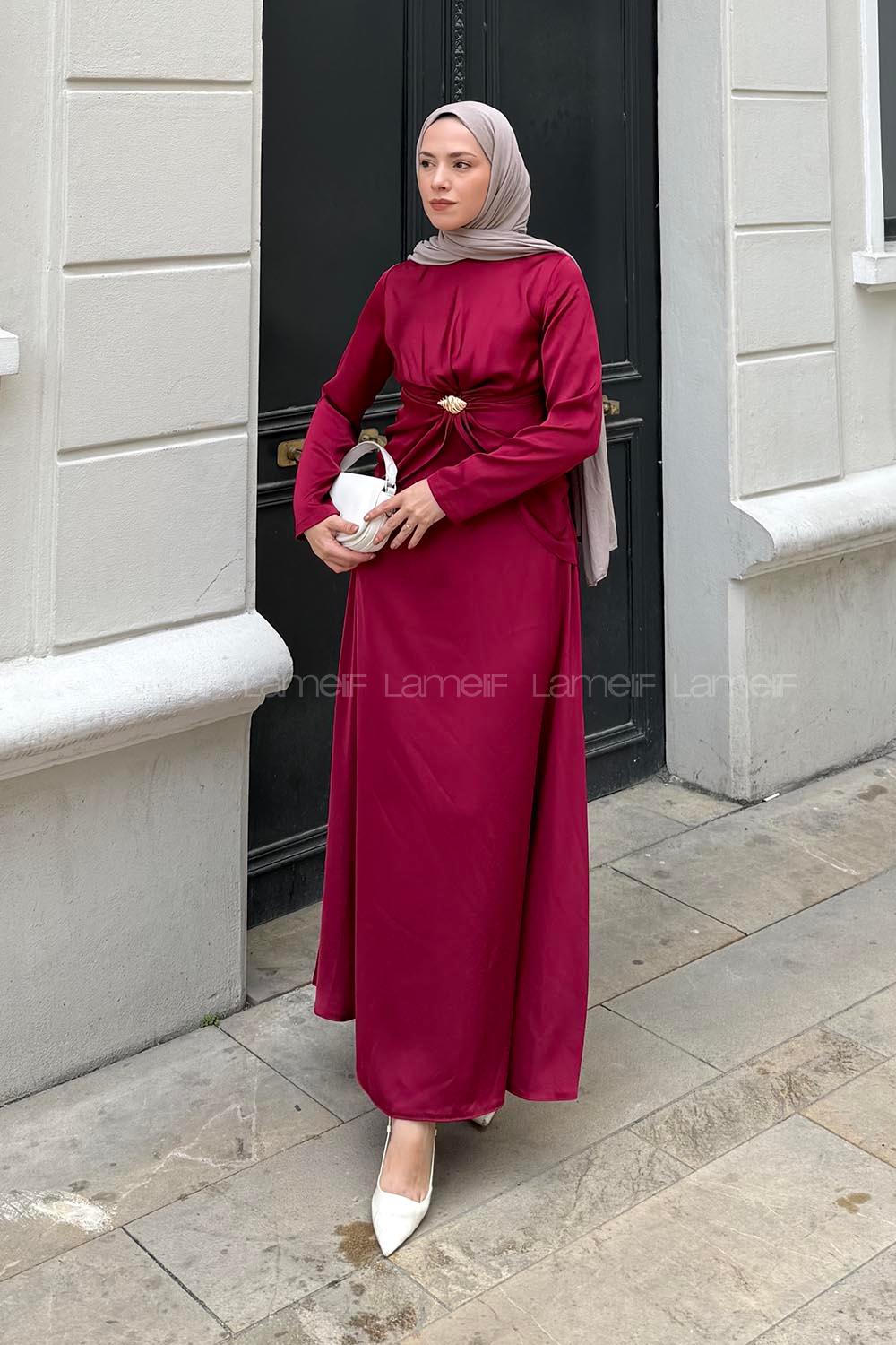 Lamelif Büzgü Detaylı Broşlu Saten Tesettür Elbise Bordo
