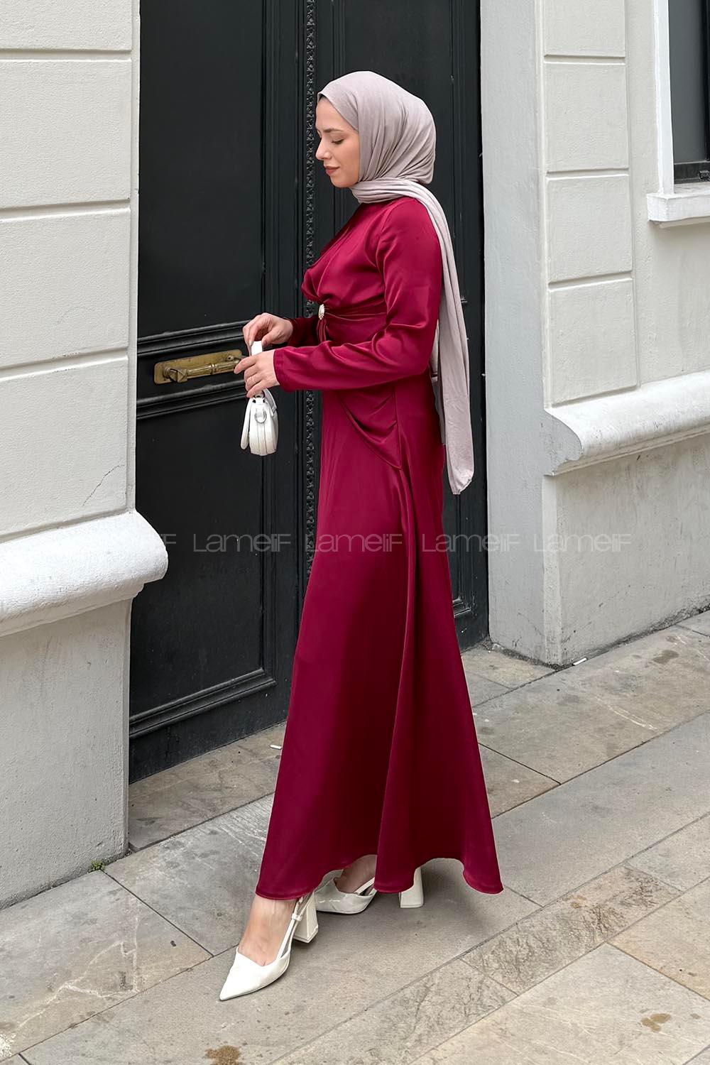 Lamelif Büzgü Detaylı Broşlu Saten Tesettür Elbise Bordo