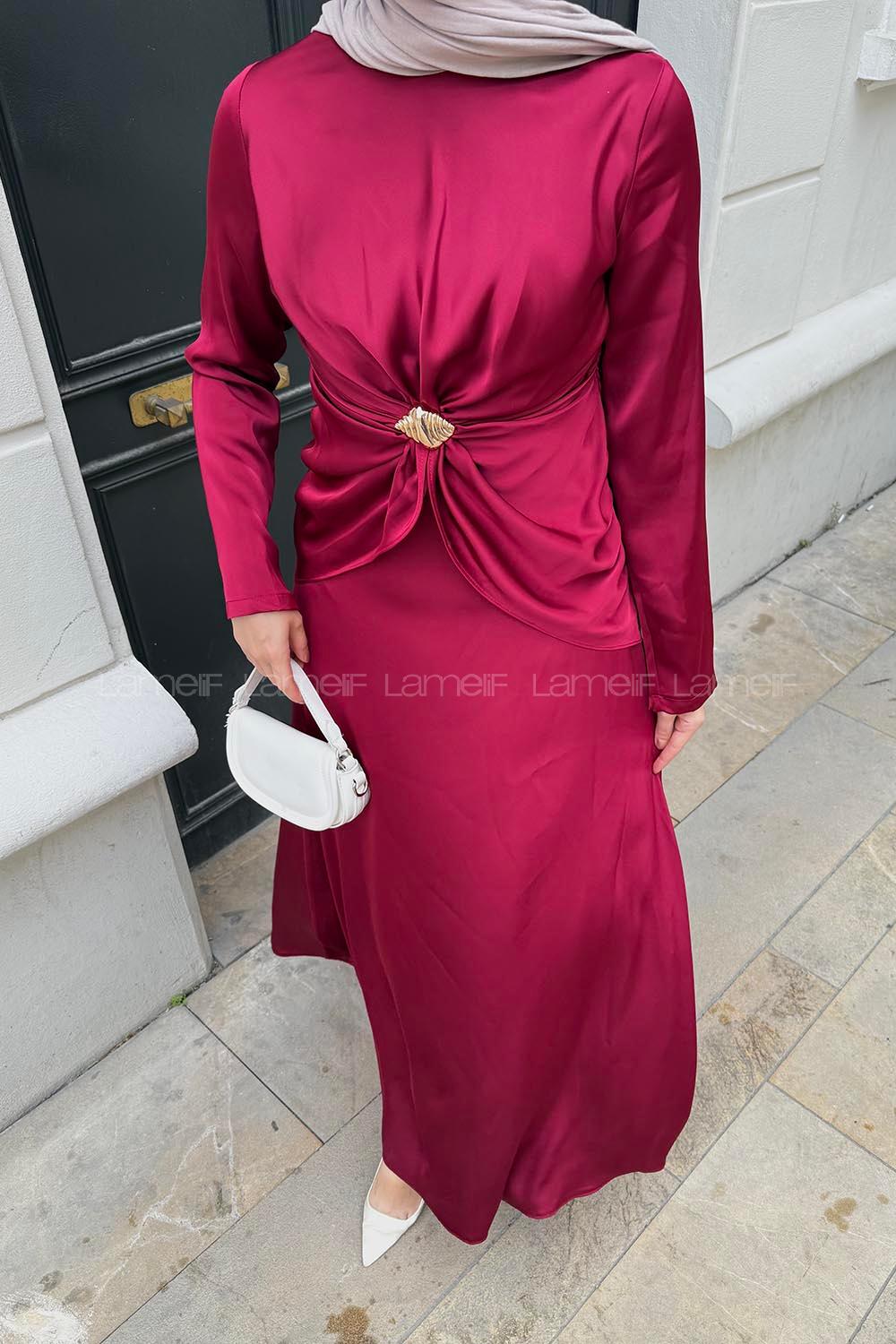Lamelif Büzgü Detaylı Broşlu Saten Tesettür Elbise Bordo