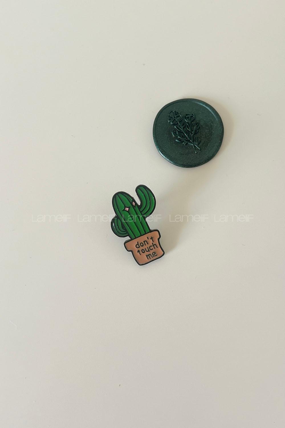 Modalamelif Bana Dokunma Yazılı Demir Broş