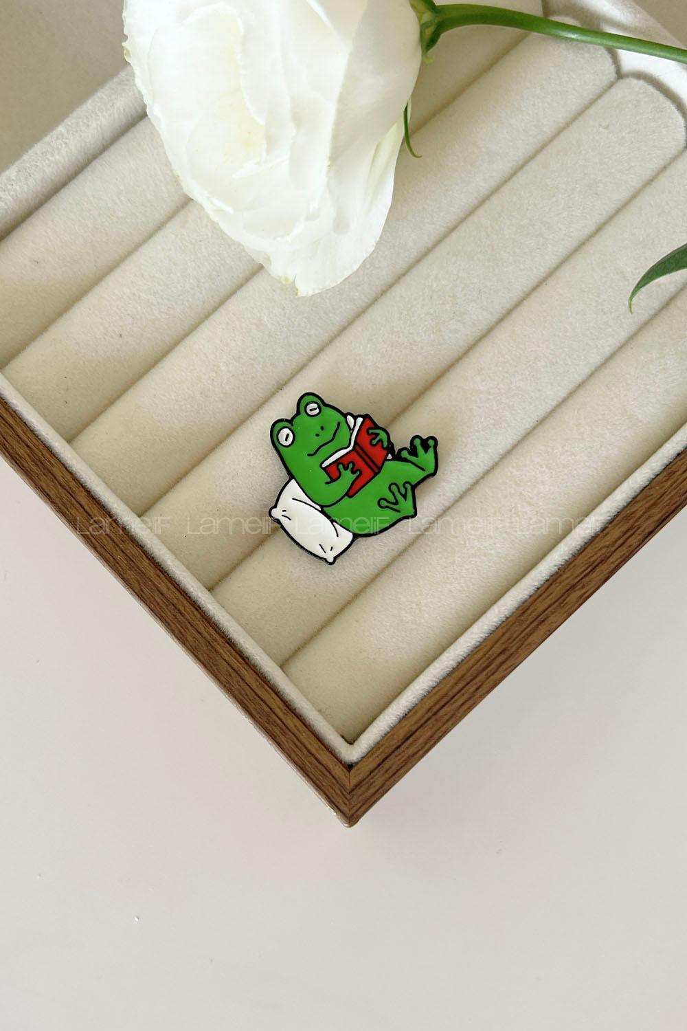 Modalamelif Kitap Okuyan Kurbağa Demir Broş