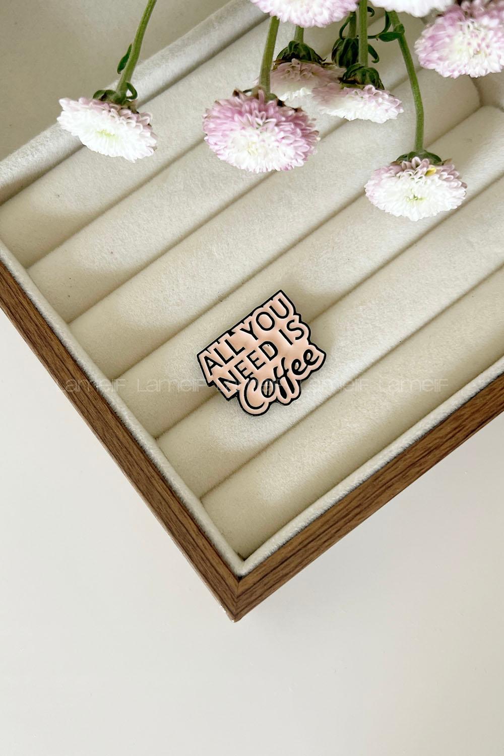 Modalamelif Tek İhtiyacım Olan Kahve Yazılı Demir Broş