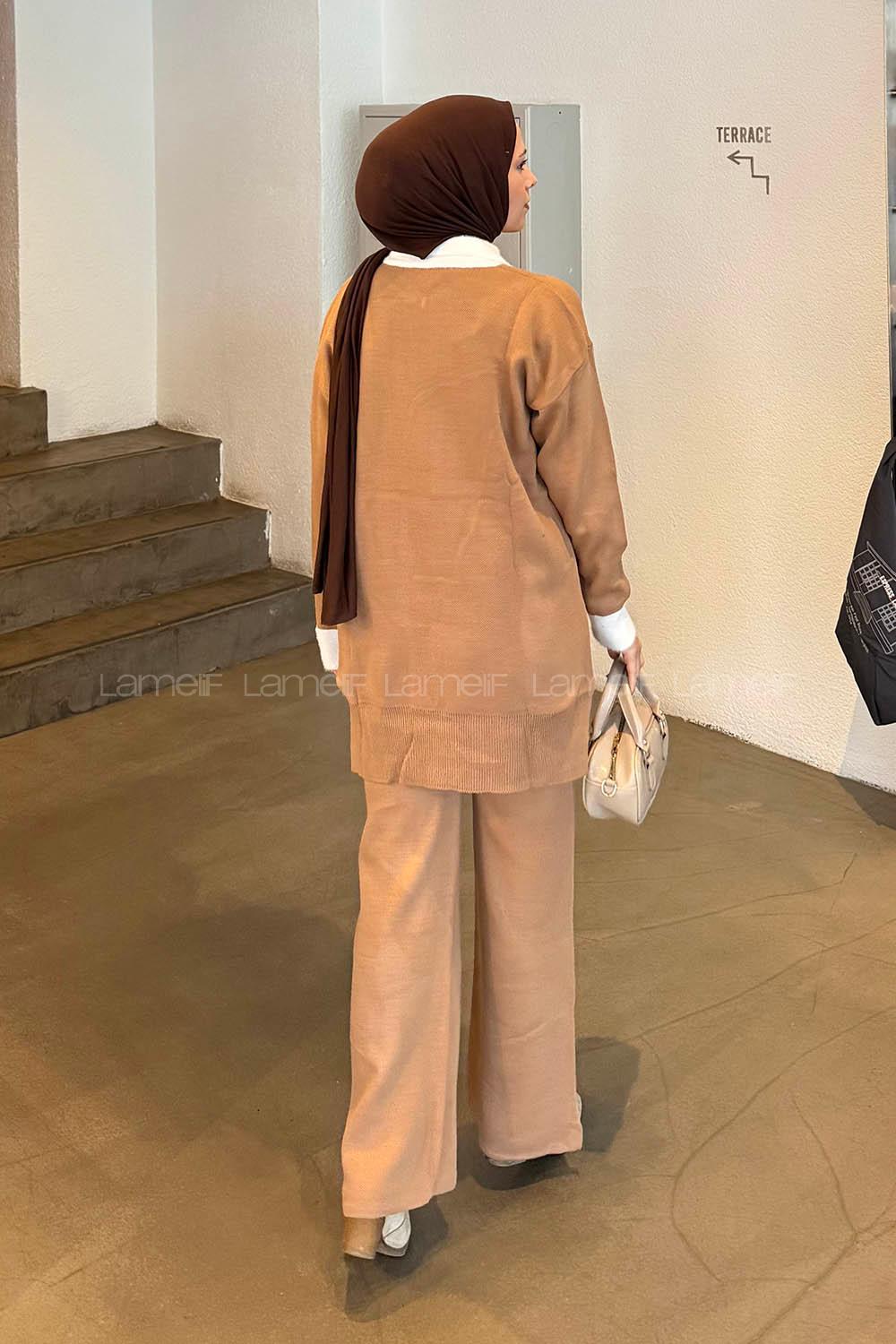 Lamelif Yakası Taşlı Triko Takım Camel