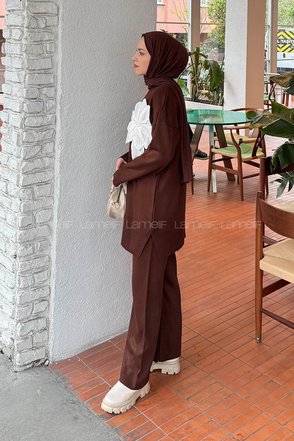 Lamelif Çiçek Aksesuarlı Triko Takım Acı Kahve