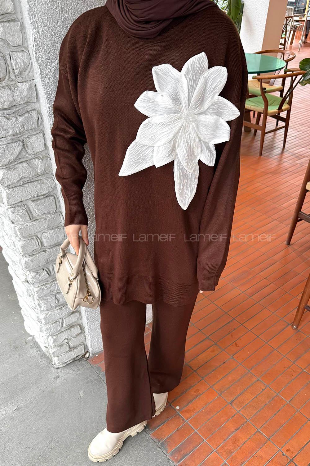 Lamelif Çiçek Aksesuarlı Triko Takım Acı Kahve