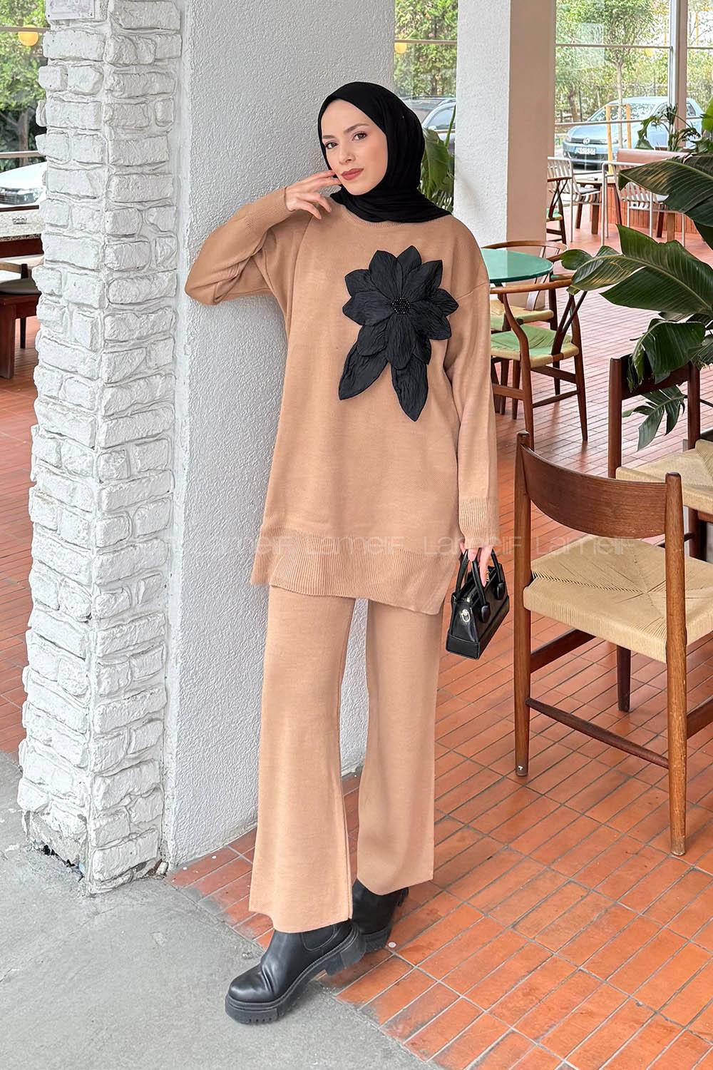Lamelif Çiçek Aksesuarlı Triko Takım Camel