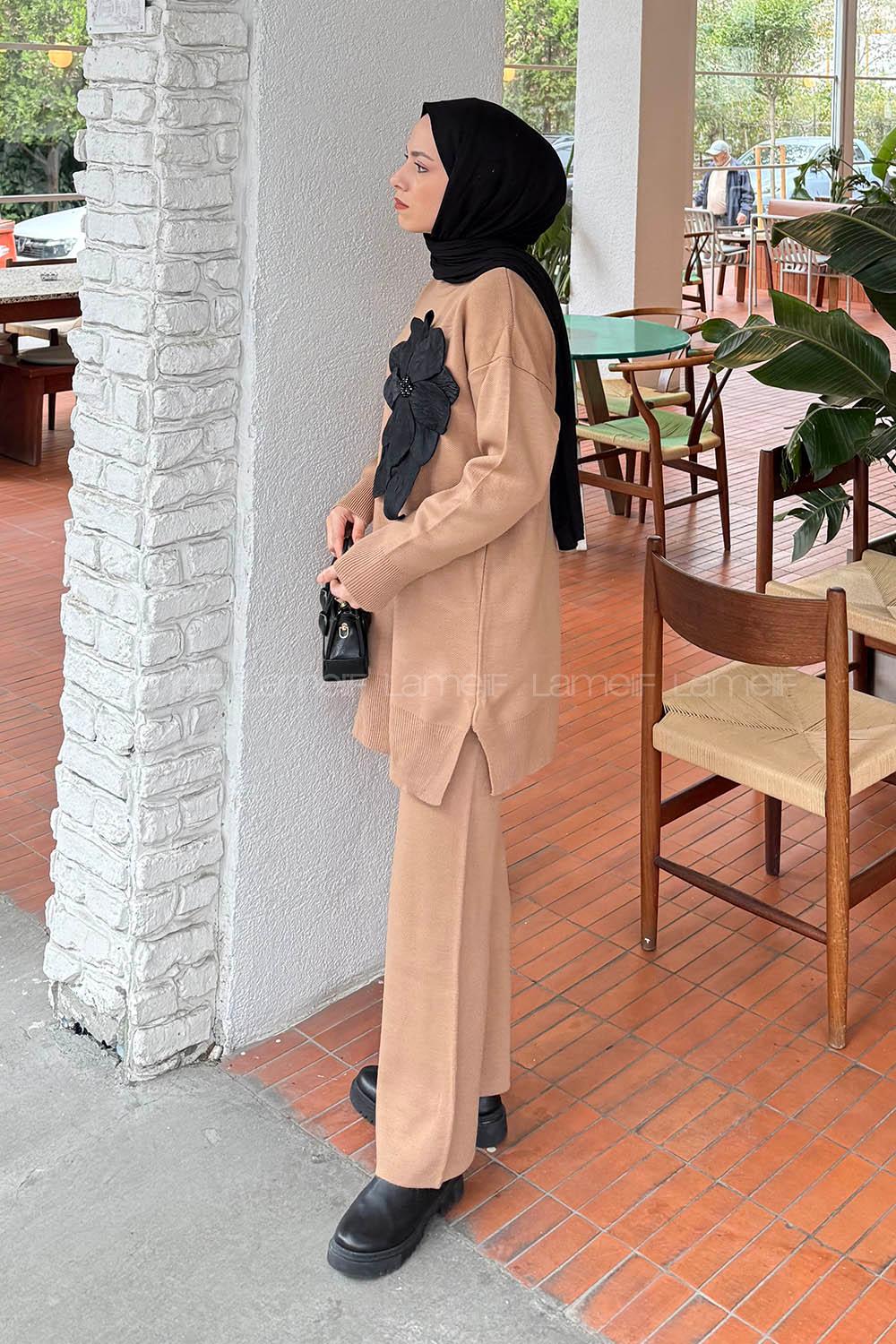 Lamelif Çiçek Aksesuarlı Triko Takım Camel