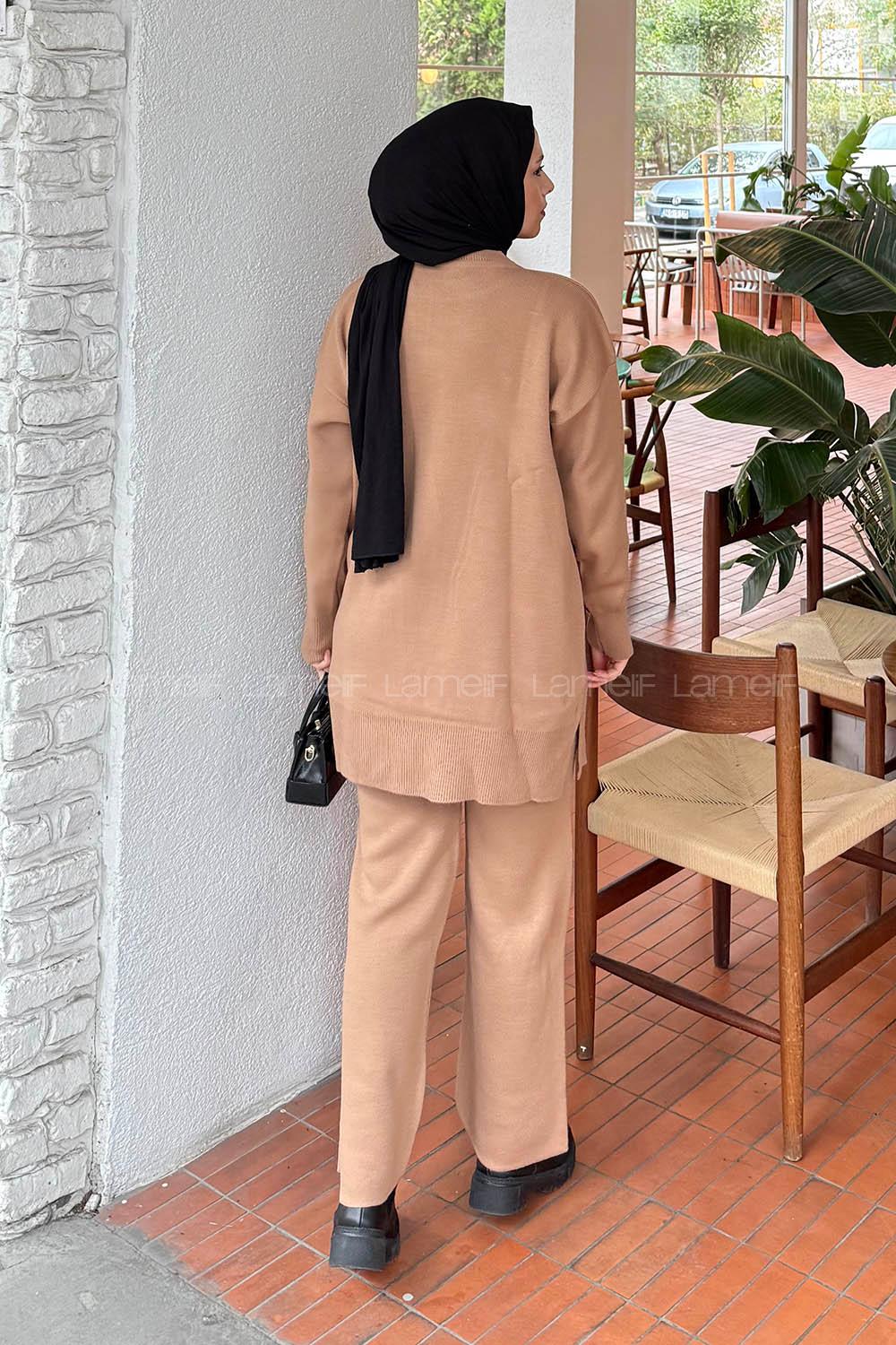 Lamelif Çiçek Aksesuarlı Triko Takım Camel