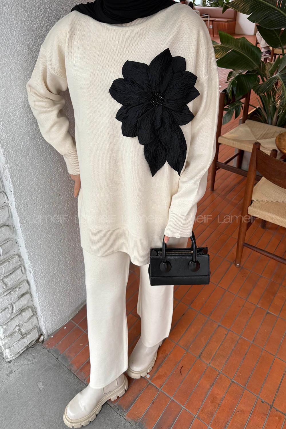 Lamelif Çiçek Aksesuarlı Triko Takım Krem