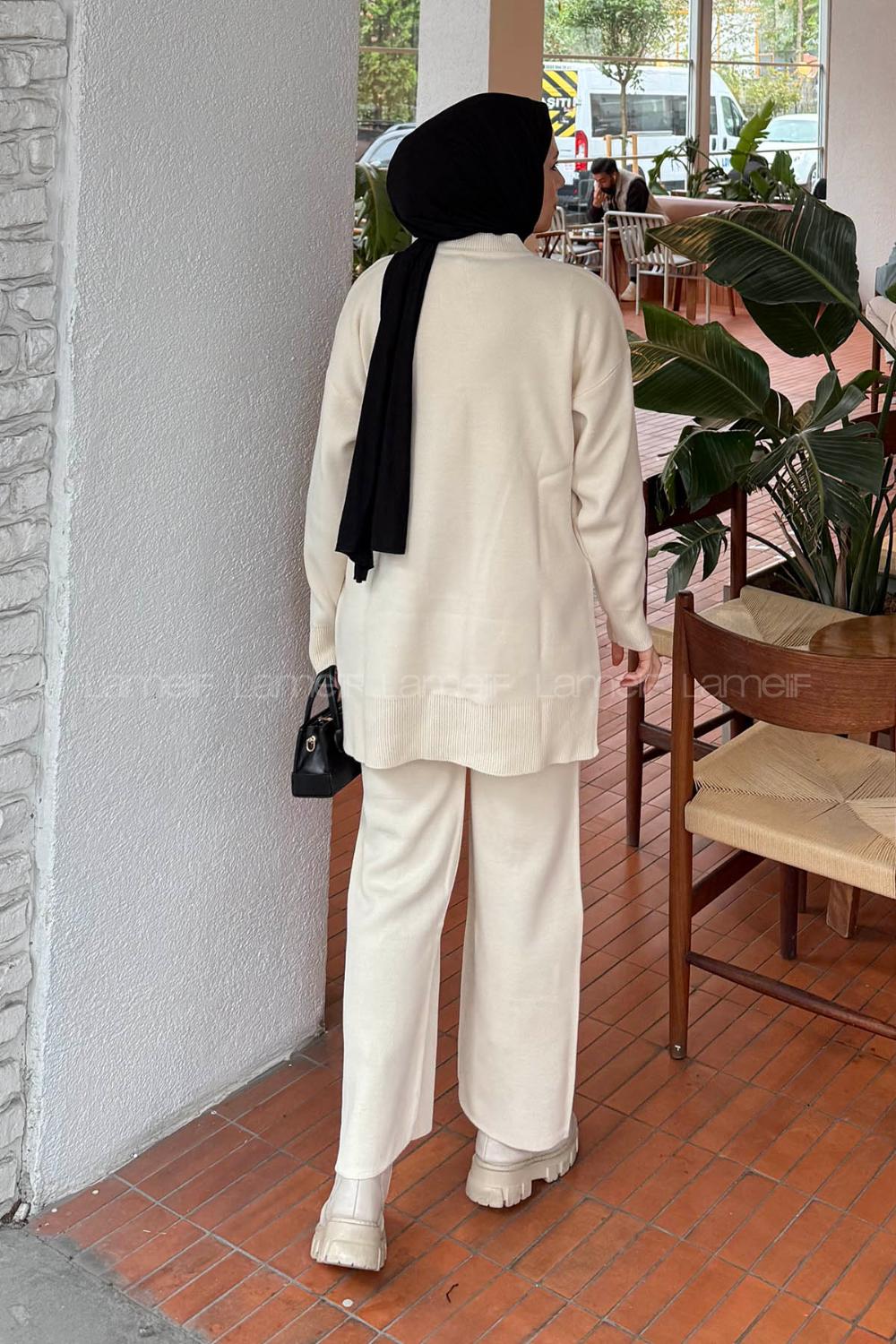 Lamelif Çiçek Aksesuarlı Triko Takım Krem