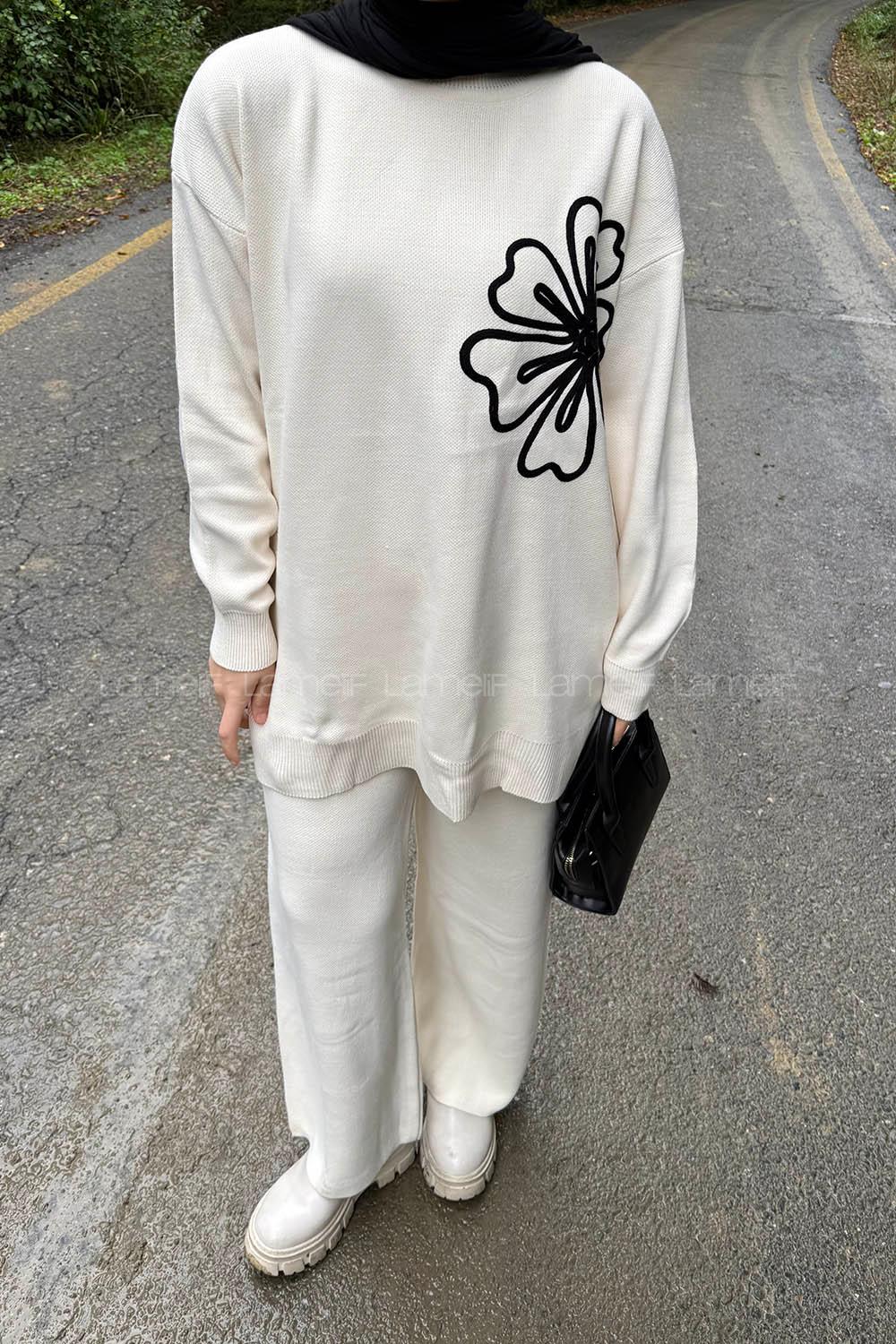 Lamelif Çiçek Detaylı Triko Takım Krem