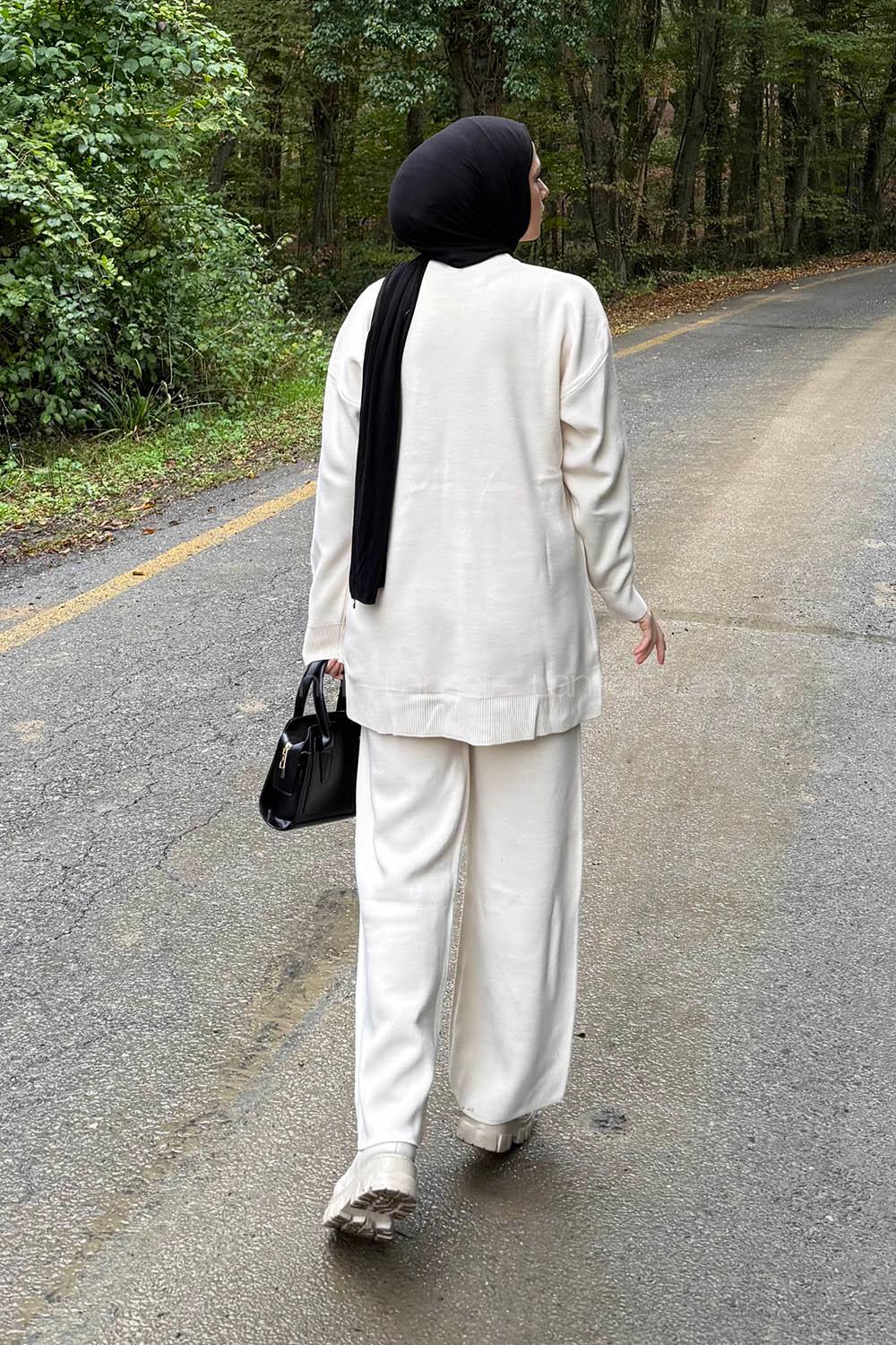 Lamelif Çiçek Detaylı Triko Takım Krem