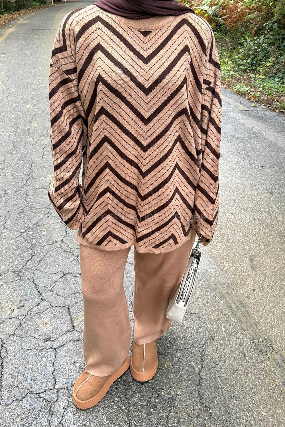 Lamelif Çizgi Detaylı Triko Takım Camel