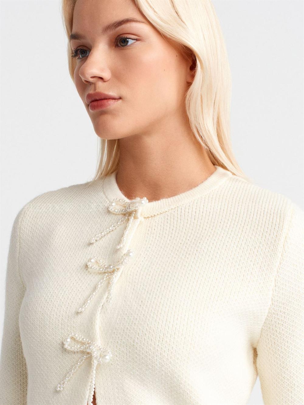 Lamelif Dilvin İncili Fiyonk Aksesuarlı Triko Hırka Ekru