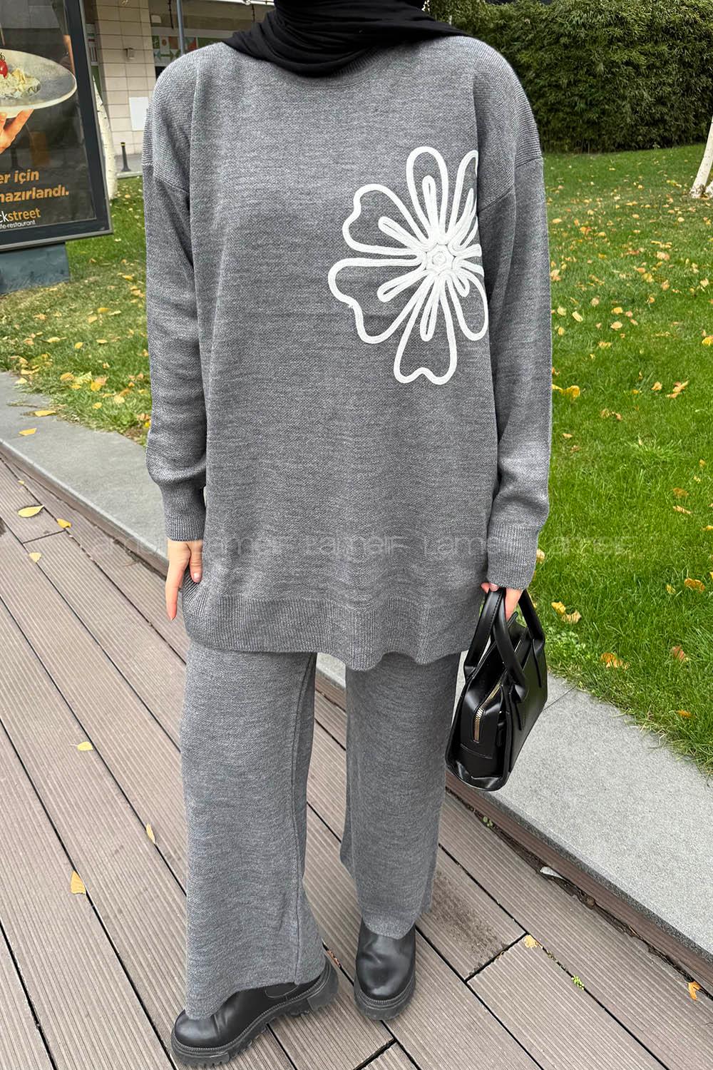 Lamelif Çiçek Detaylı Triko Takım Füme