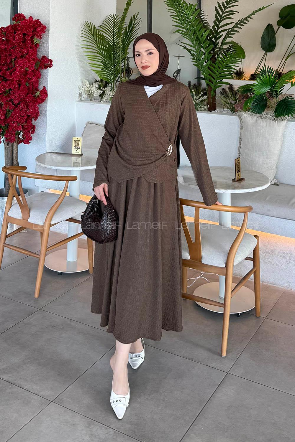 Lamelif Broş Detaylı Etekli Takım Kahverengi