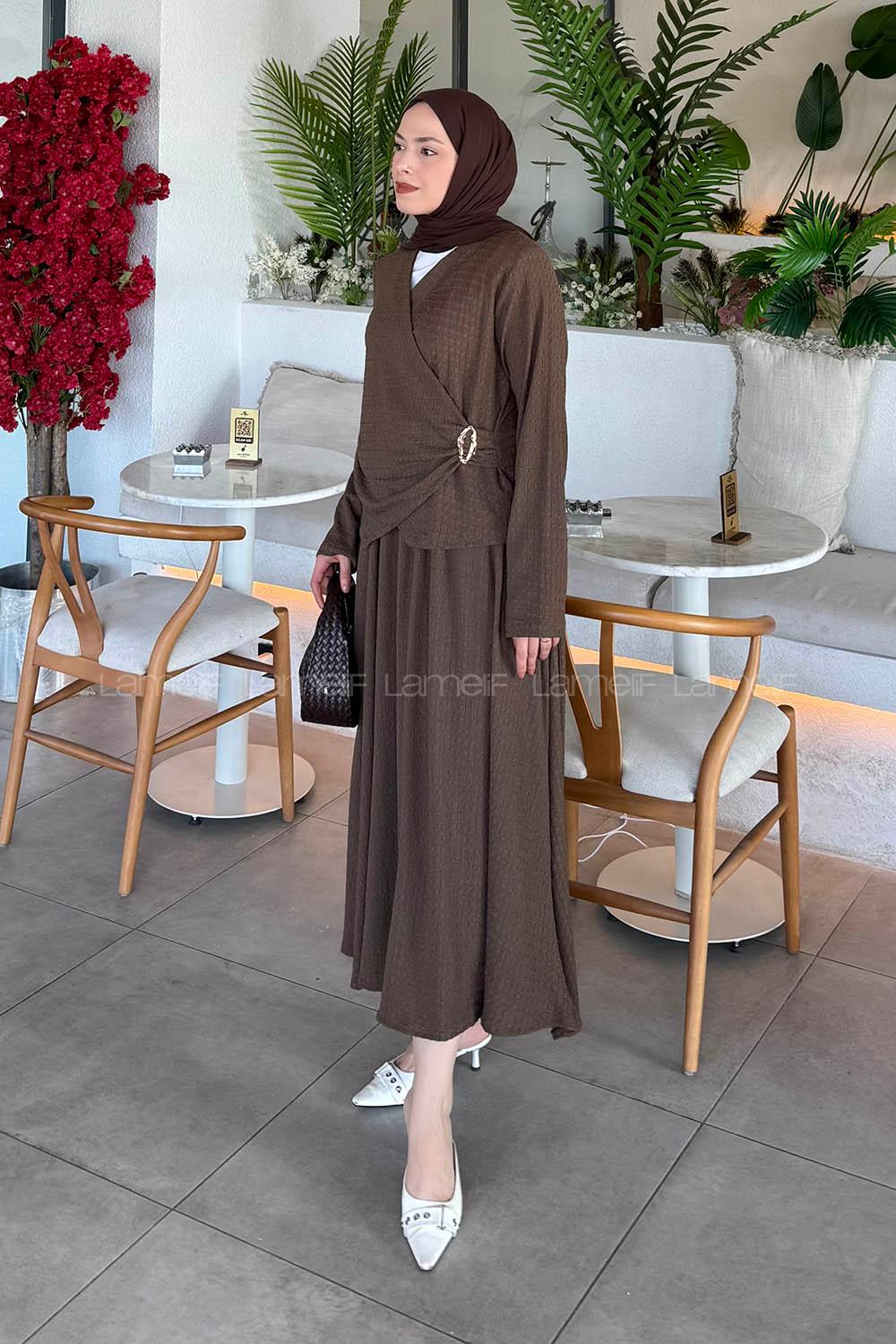 Lamelif Broş Detaylı Etekli Takım Kahverengi