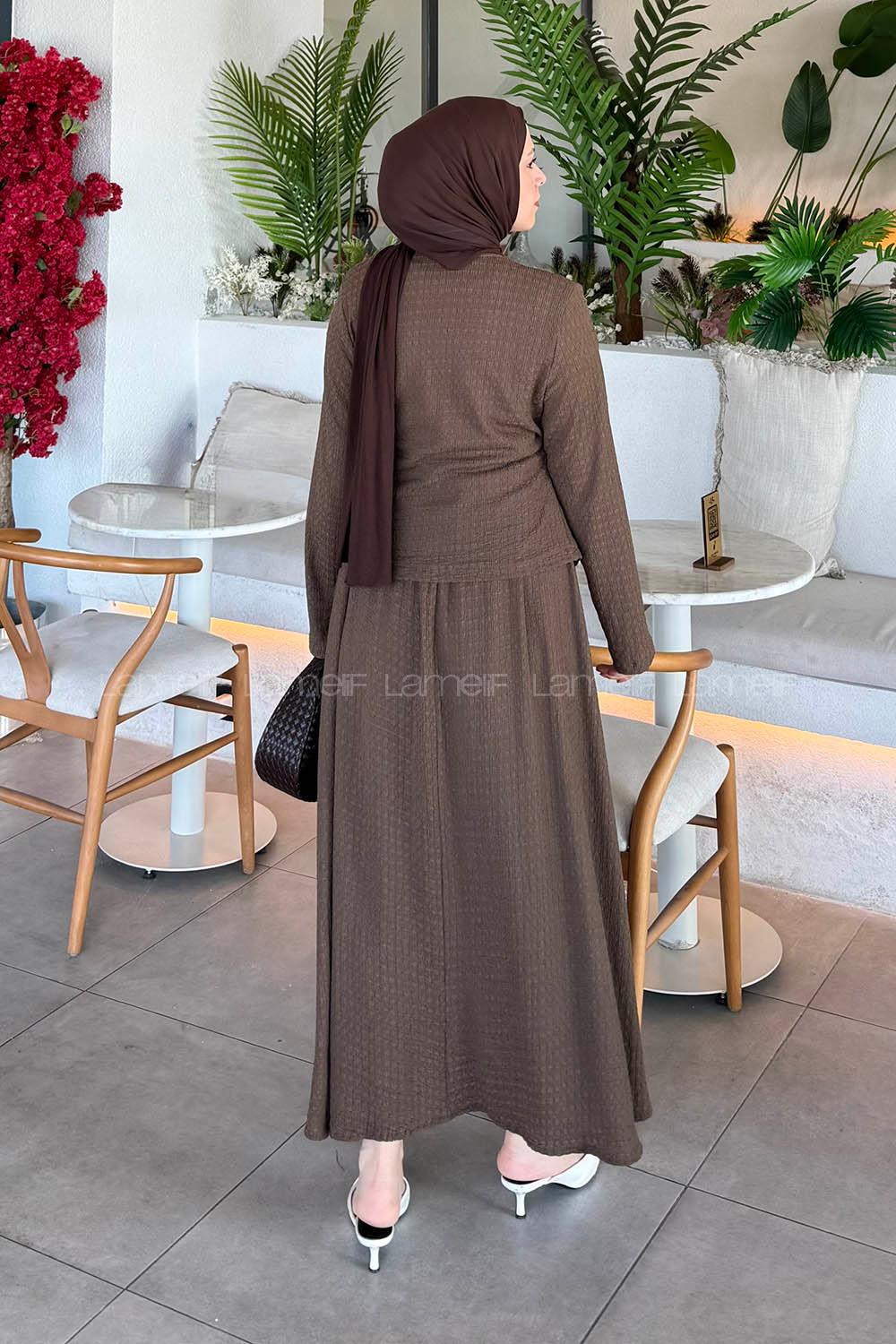 Lamelif Broş Detaylı Etekli Takım Kahverengi