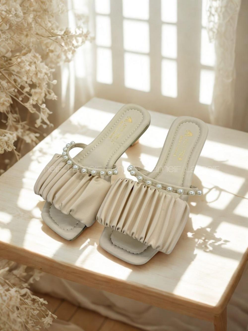 Lamelif Büzgülü İnci Detaylı Sandalet Krem