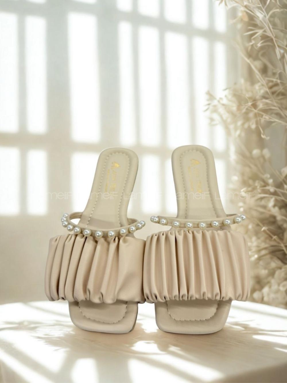 Lamelif Büzgülü İnci Detaylı Sandalet Krem