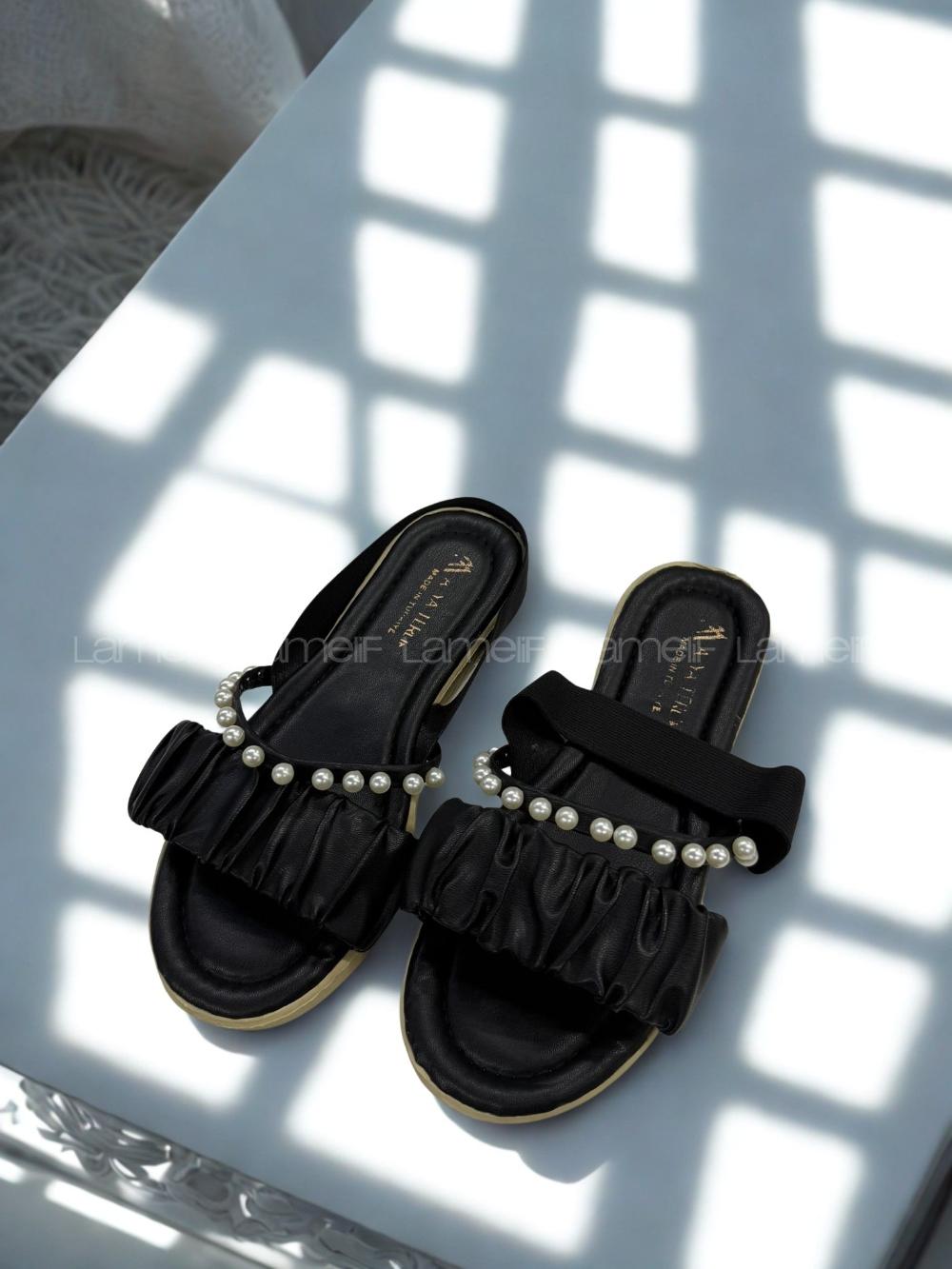 Lamelif Büzgülü İnci Detaylı Sandalet Siyah