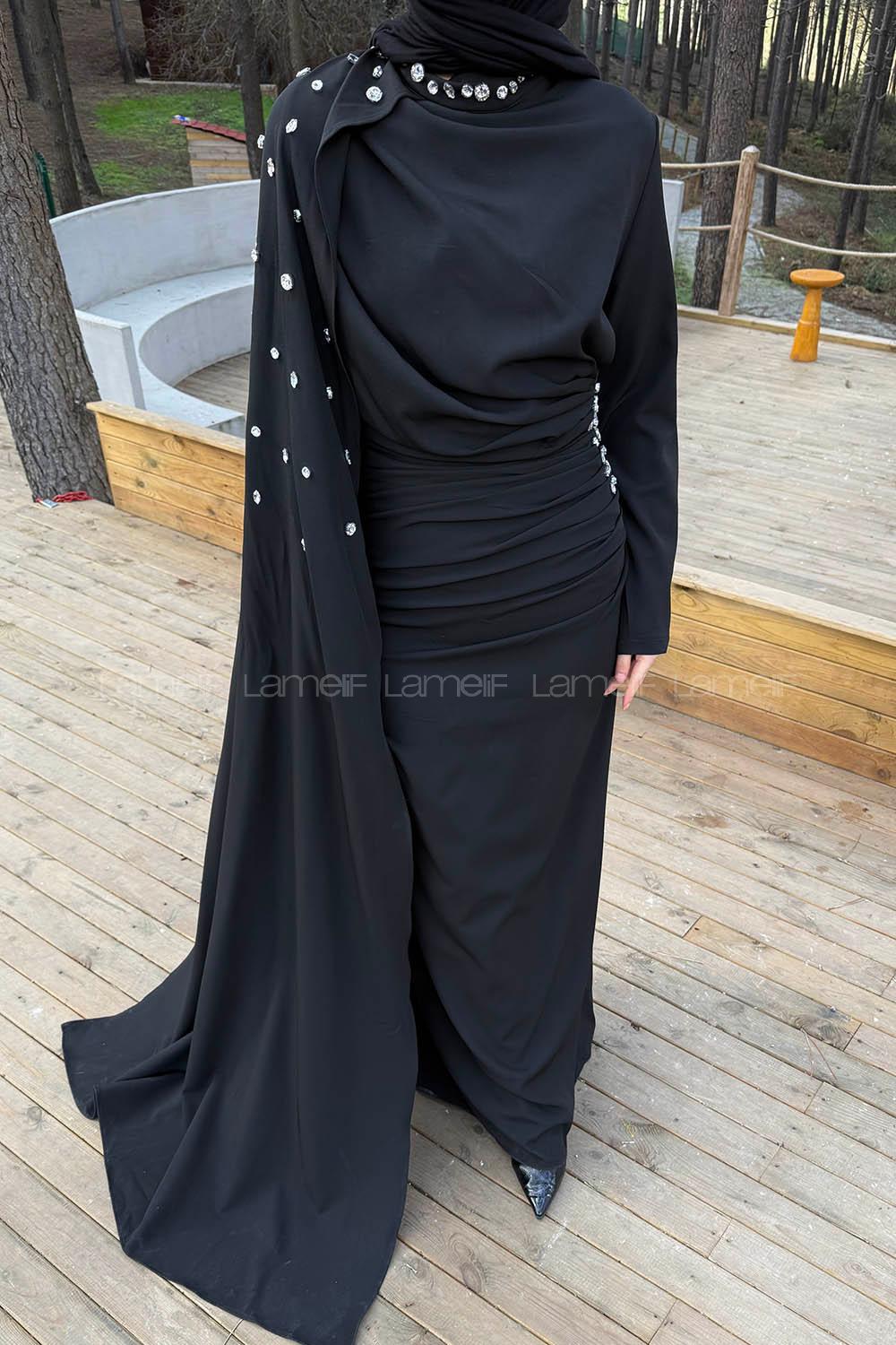 Lamelif Pelerin Detaylı Taşlı Elbise Siyah