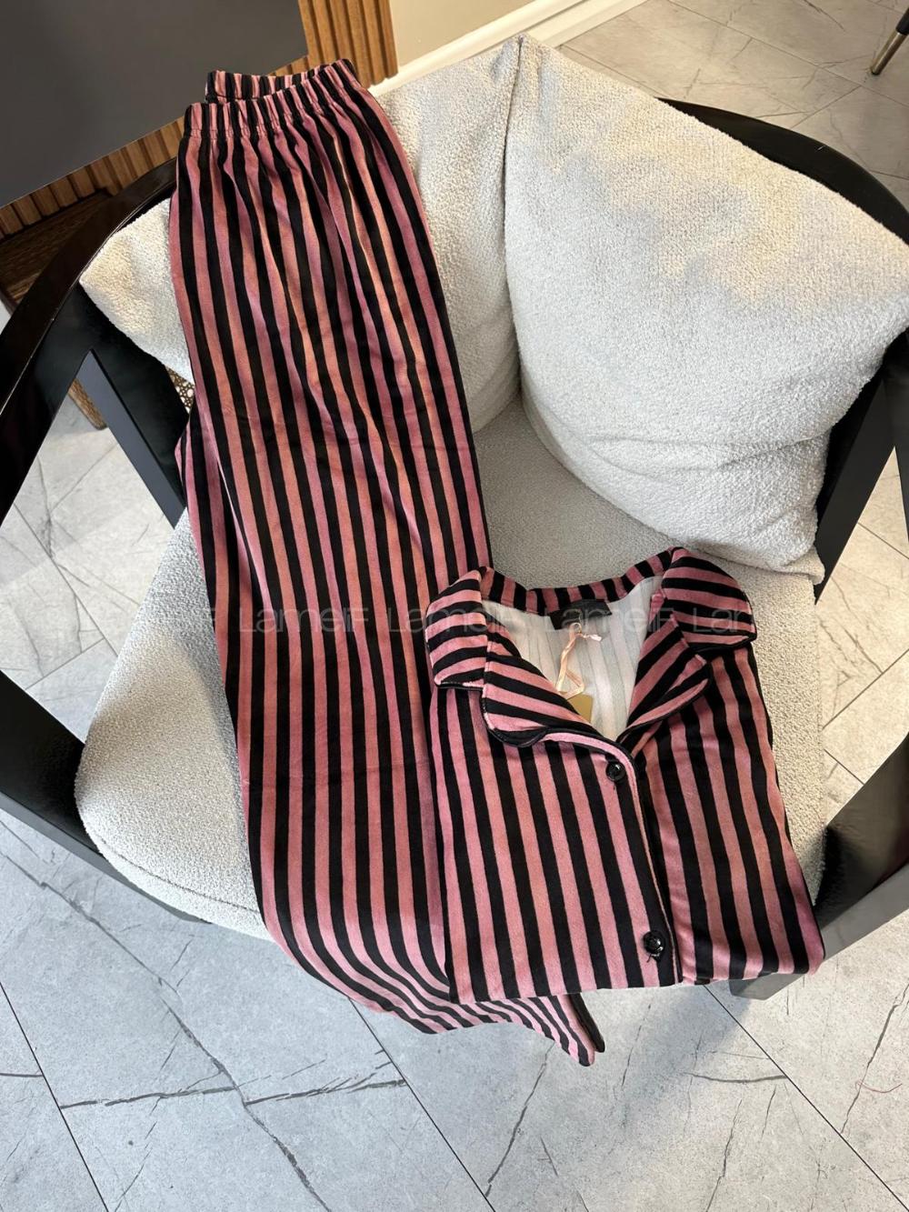 Lamelif Çizgi Desenli Lüx Kadife Kumaş Pijama Takım Seti