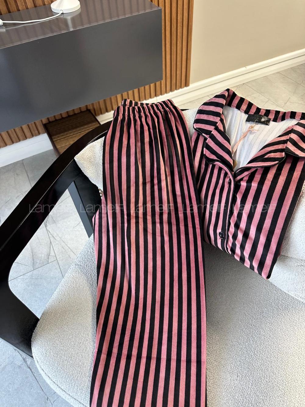 Lamelif Çizgi Desenli Lüx Kadife Kumaş Pijama Takım Seti