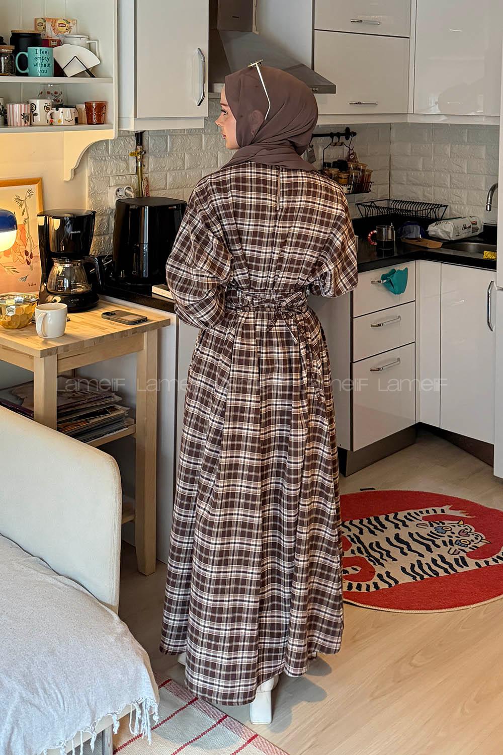 Lamelif Bağlama Detaylı Ekose Elbise Kahverengi