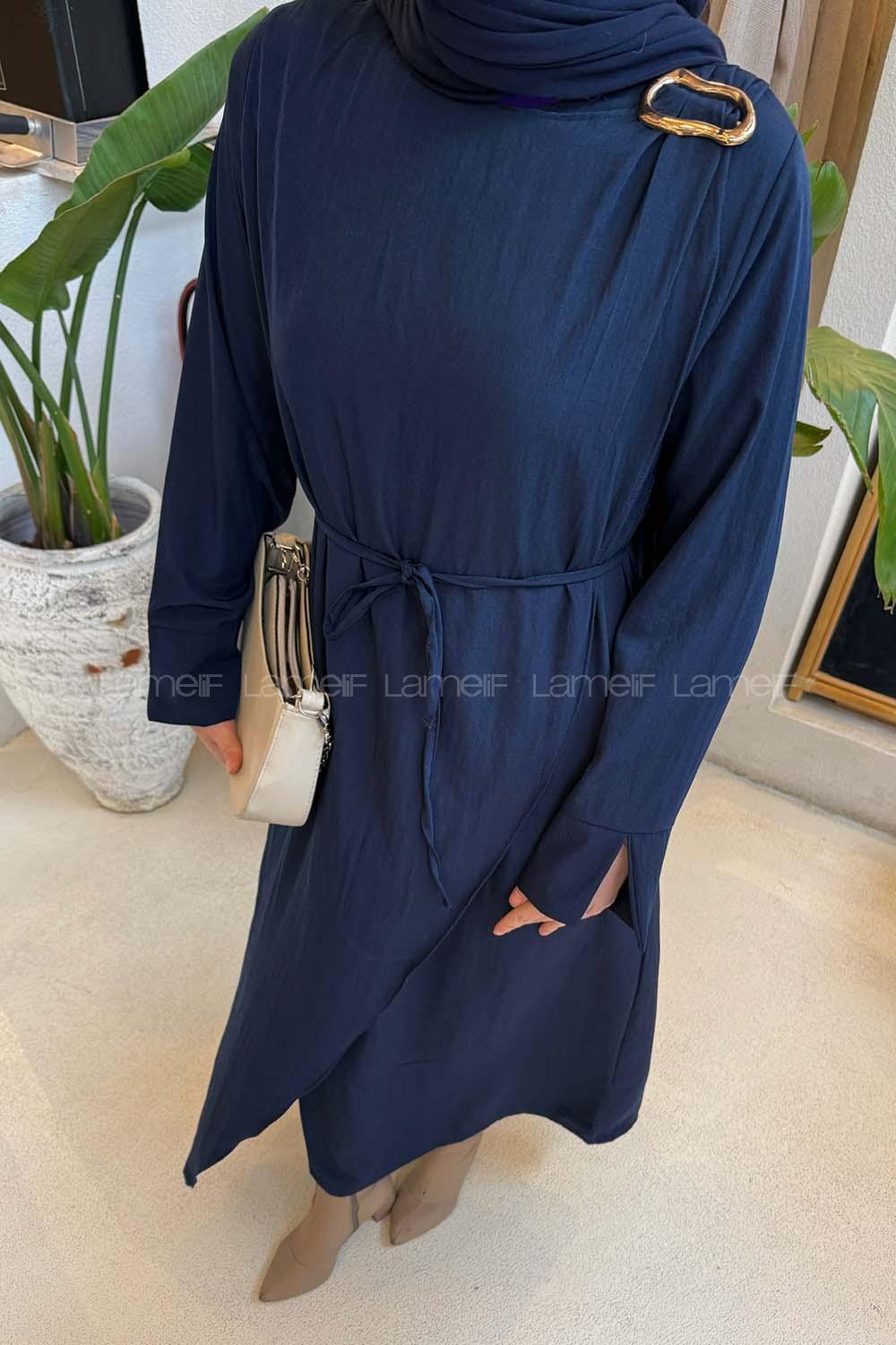 Lamelif Broş Detaylı Tesettür Elbise Lacivert