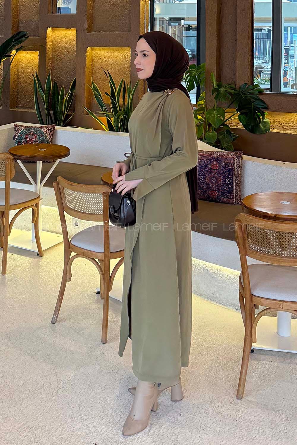 Lamelif Broş Detaylı Tesettür Elbise Yağ Yeşili
