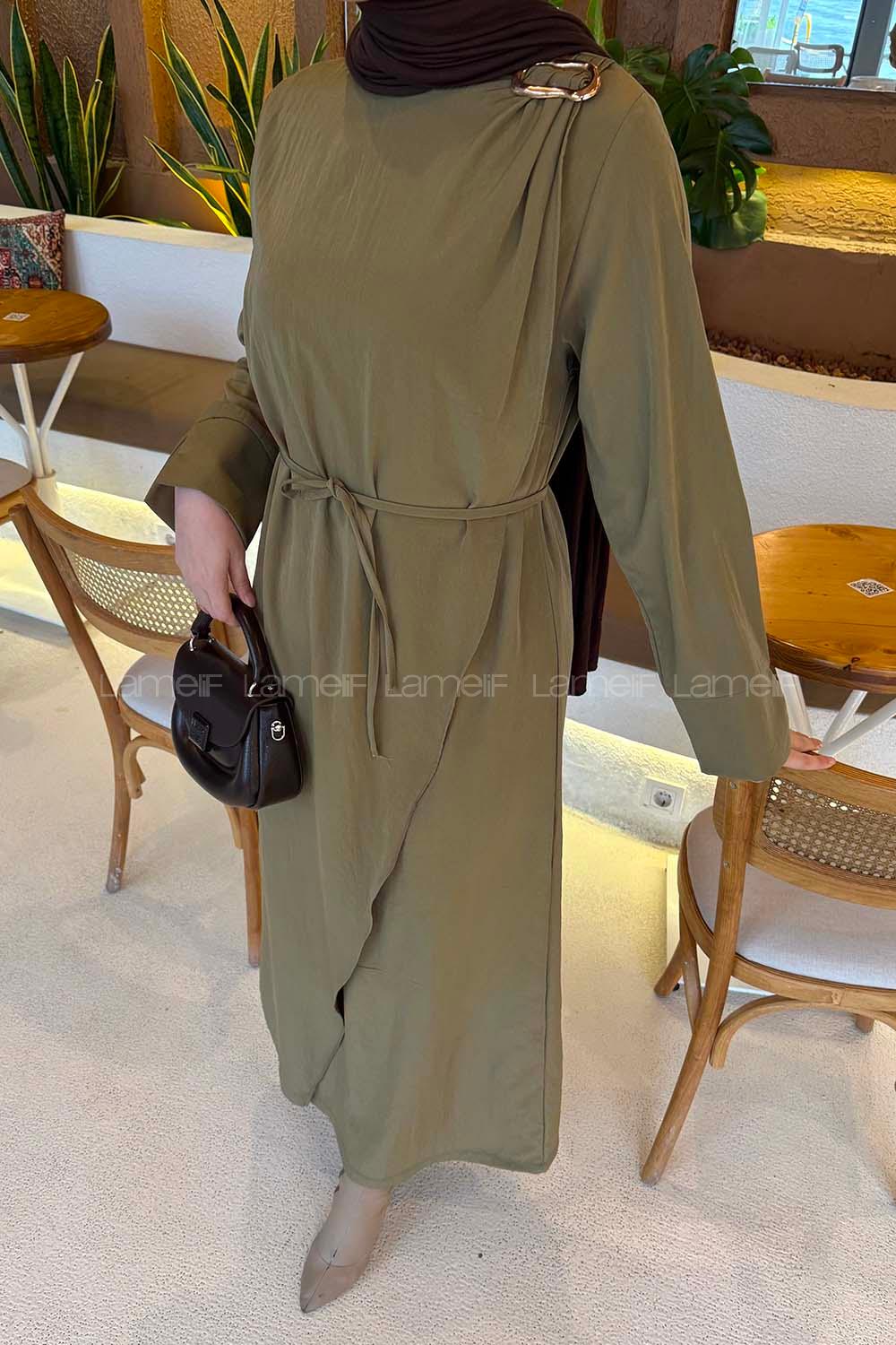 Lamelif Broş Detaylı Tesettür Elbise Yağ Yeşili