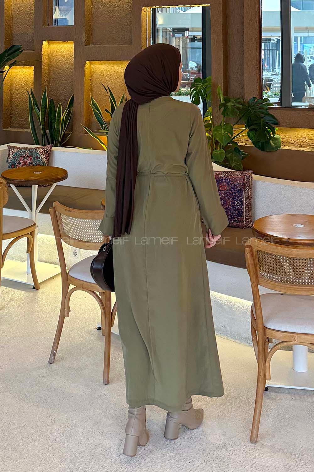 Lamelif Broş Detaylı Tesettür Elbise Yağ Yeşili