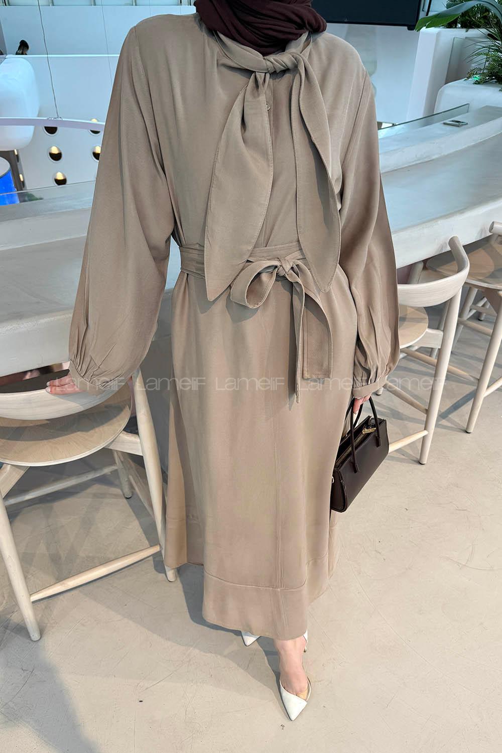 Lamelif Fularlı Bağlama Detaylı Elbise Vizonrengi