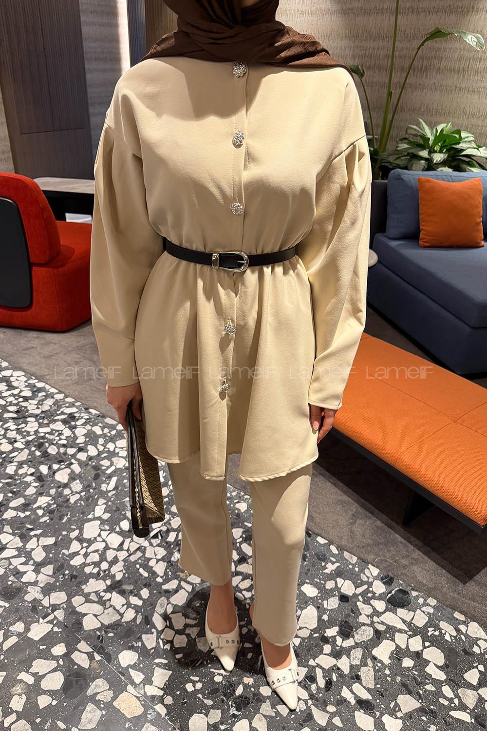 Lamelif Taş Düğme Detaylı Kemerli Takım Bej