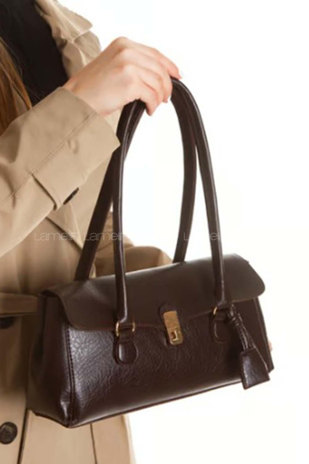 Lamelif Tokalı Deri Charmlı Yatay Klasik Omuz Çantası Acı Kahve