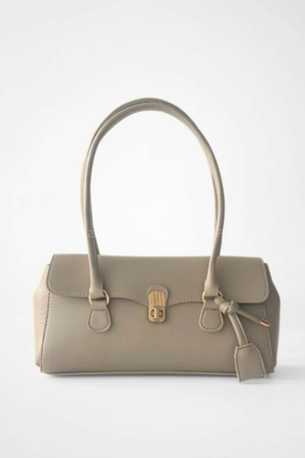 Lamelif Tokalı Deri Charmlı Yatay Klasik Omuz Çantası Krem