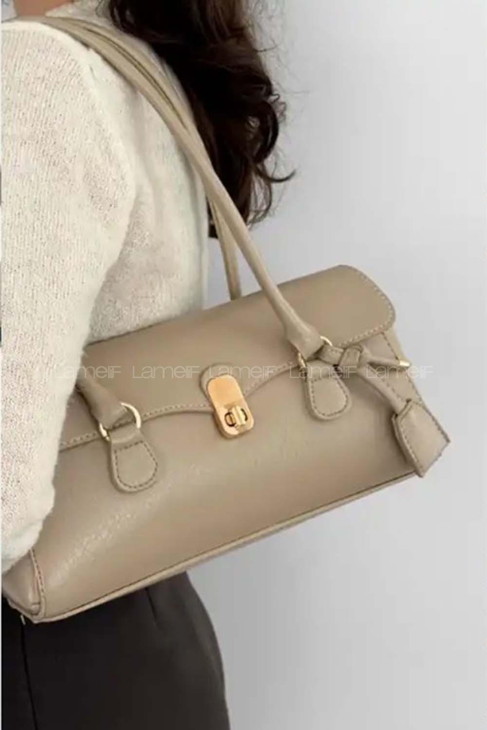 Lamelif Tokalı Deri Charmlı Yatay Klasik Omuz Çantası Krem