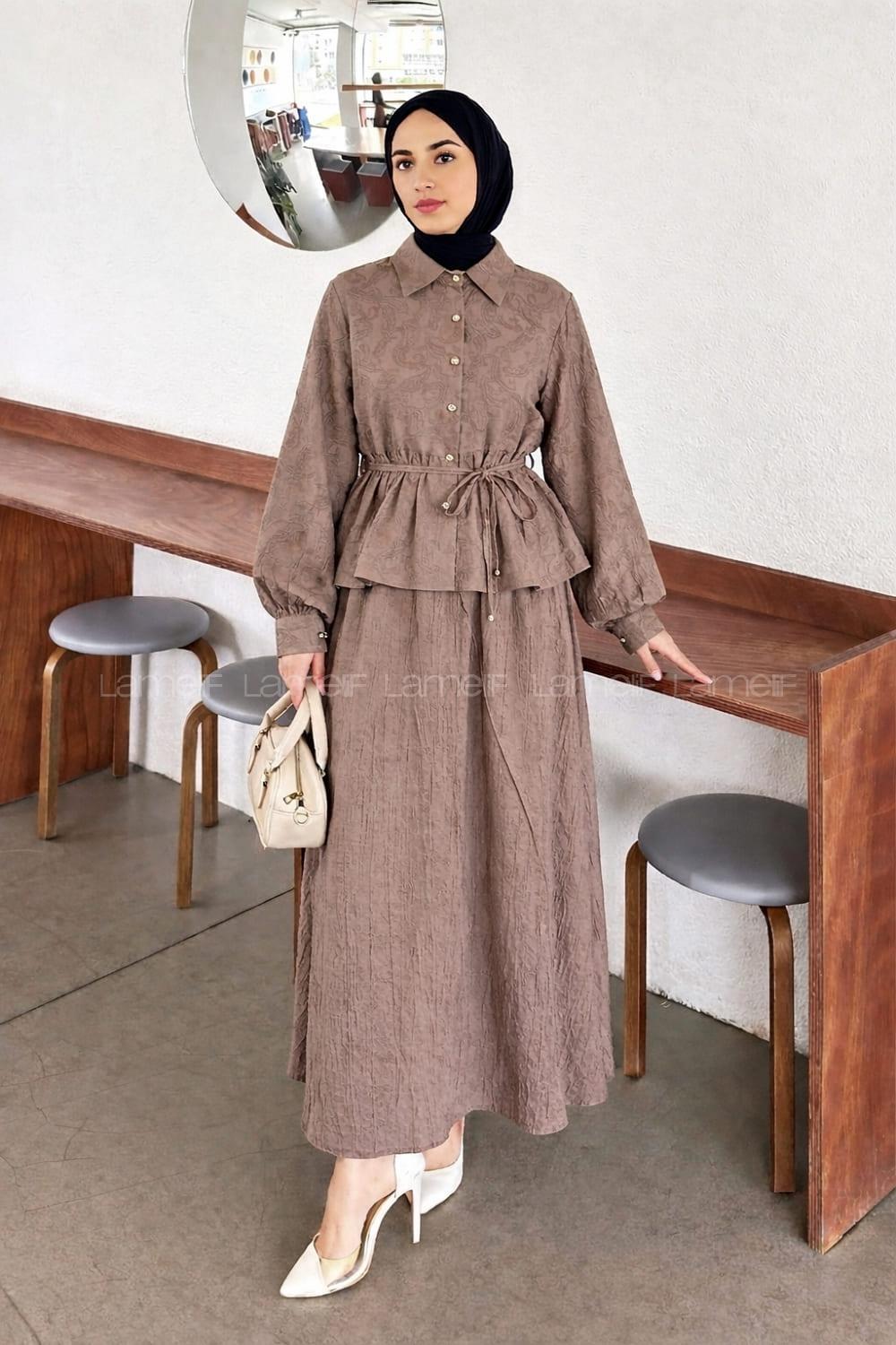 Lamelif Bağlama Detaylı Desenli Tesettür Takım Kahverengi