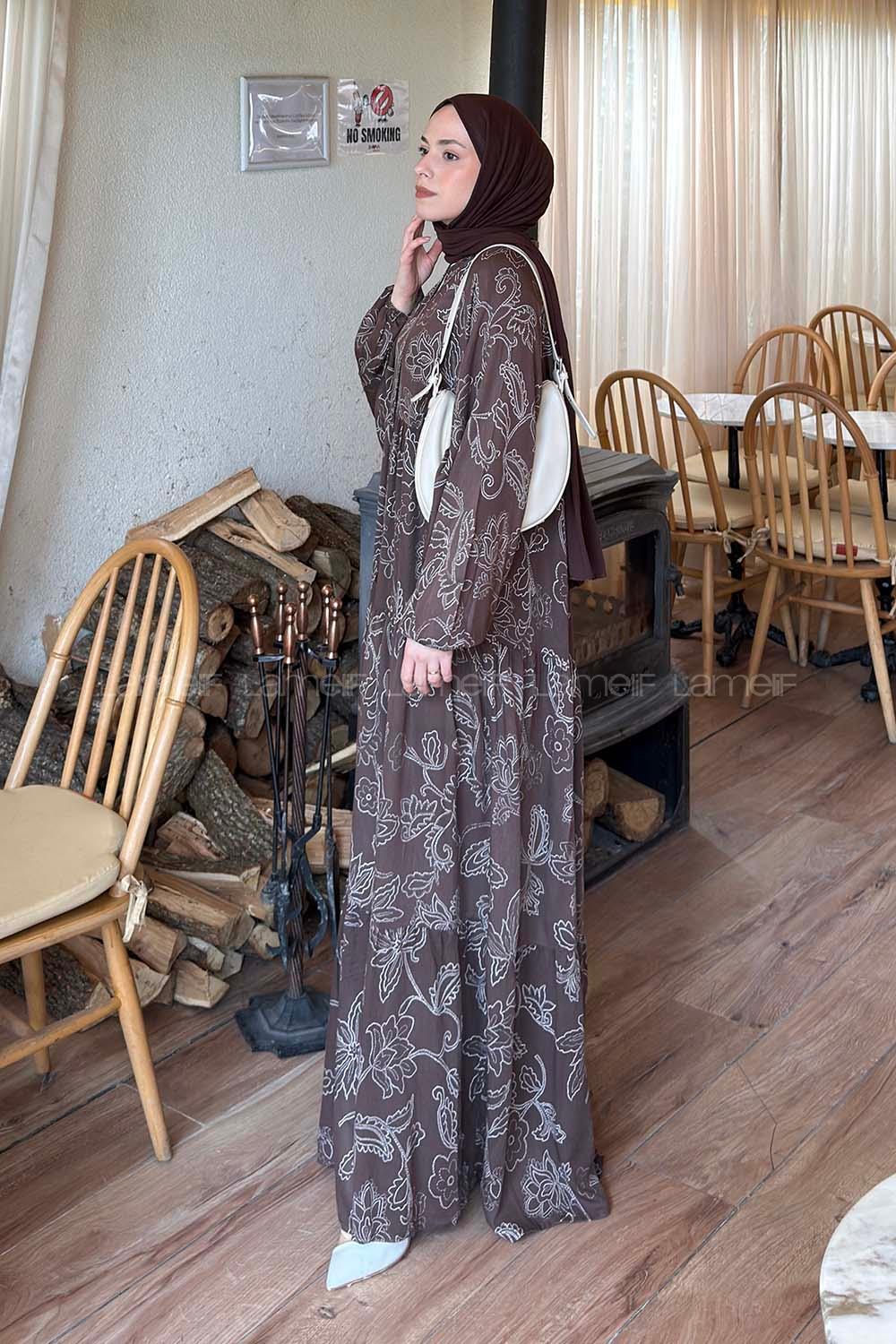 Lamelif Katleye Desenli Tesettür Elbise Kahverengi