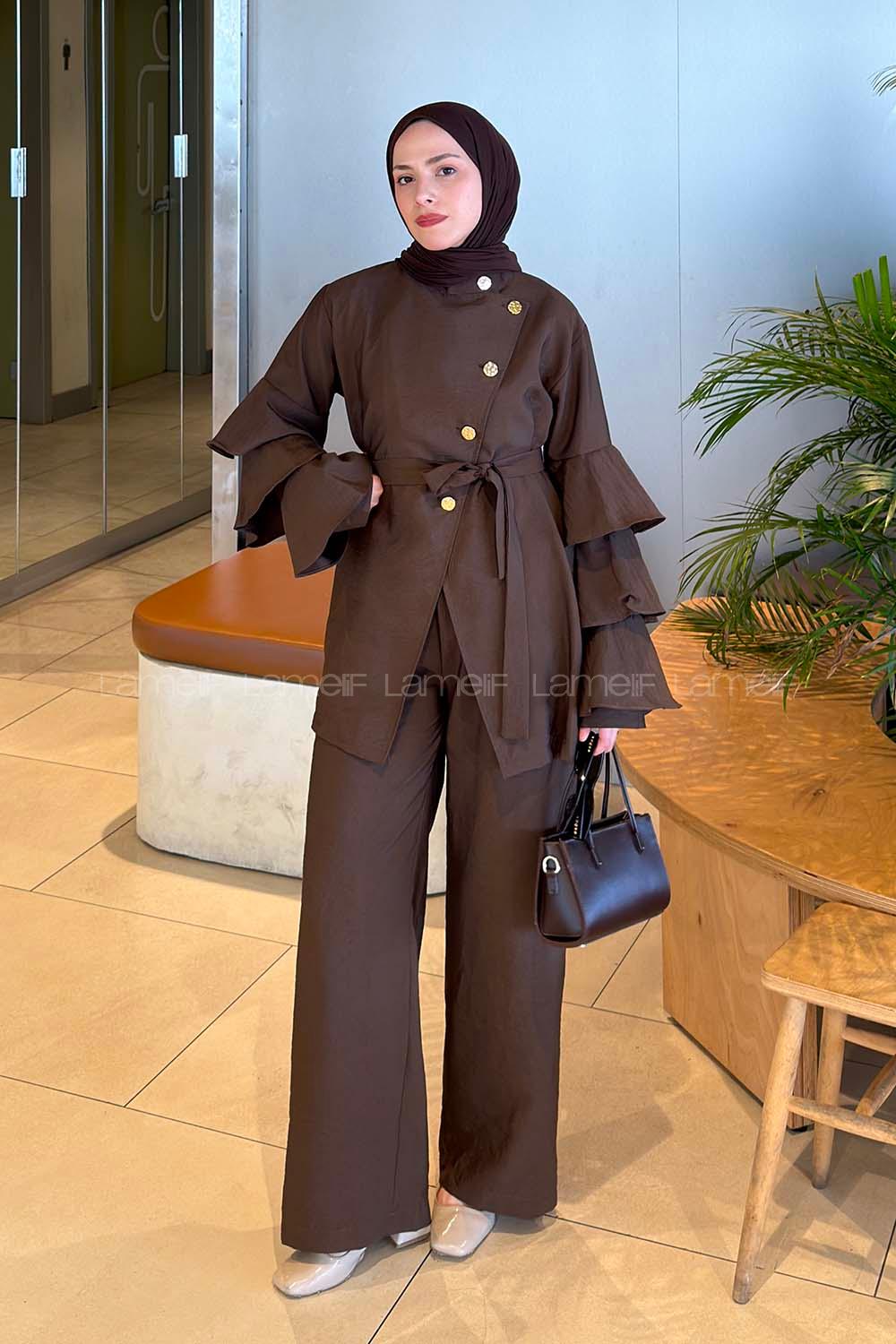 Lamelif Kol Fırfır Detaylı Gold Düğmeli Pantolonlu Takım Acı Kahve