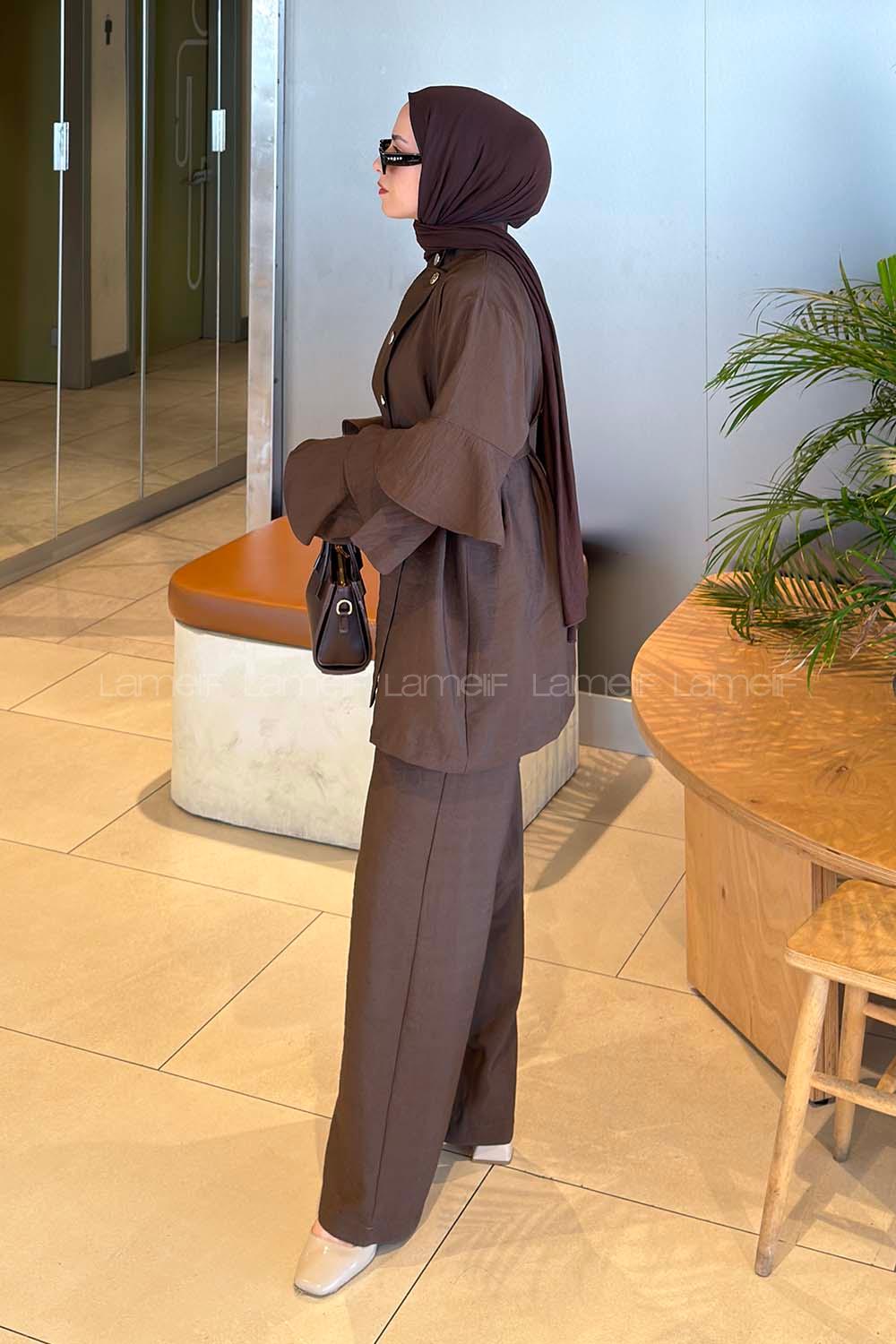 Lamelif Kol Fırfır Detaylı Gold Düğmeli Pantolonlu Takım Acı Kahve