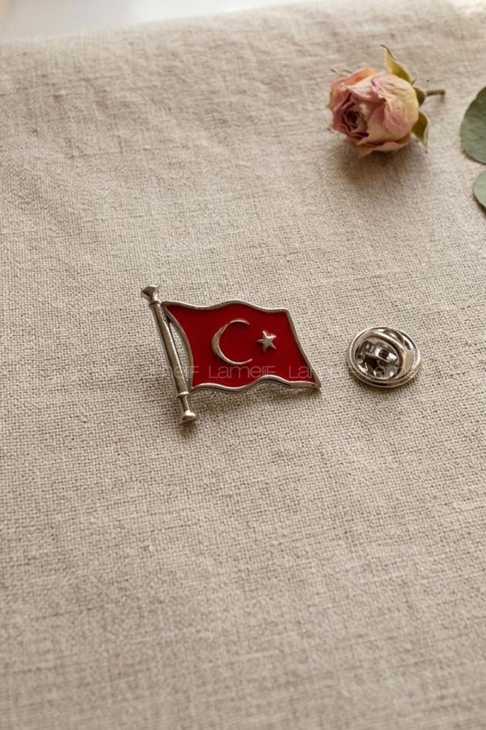 lamelif Dalgalanan Bayrak Rozet