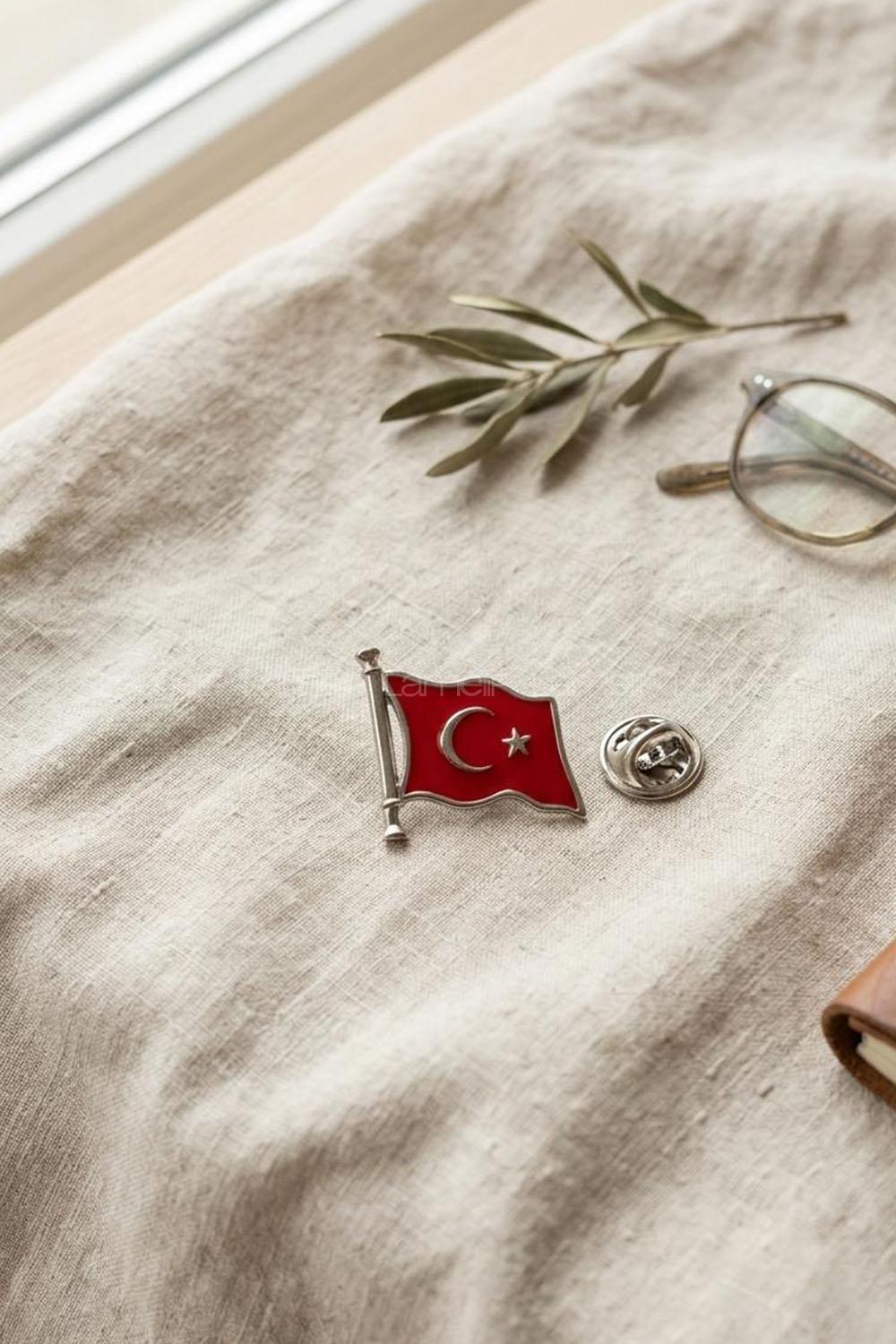 lamelif Dalgalanan Bayrak Rozet