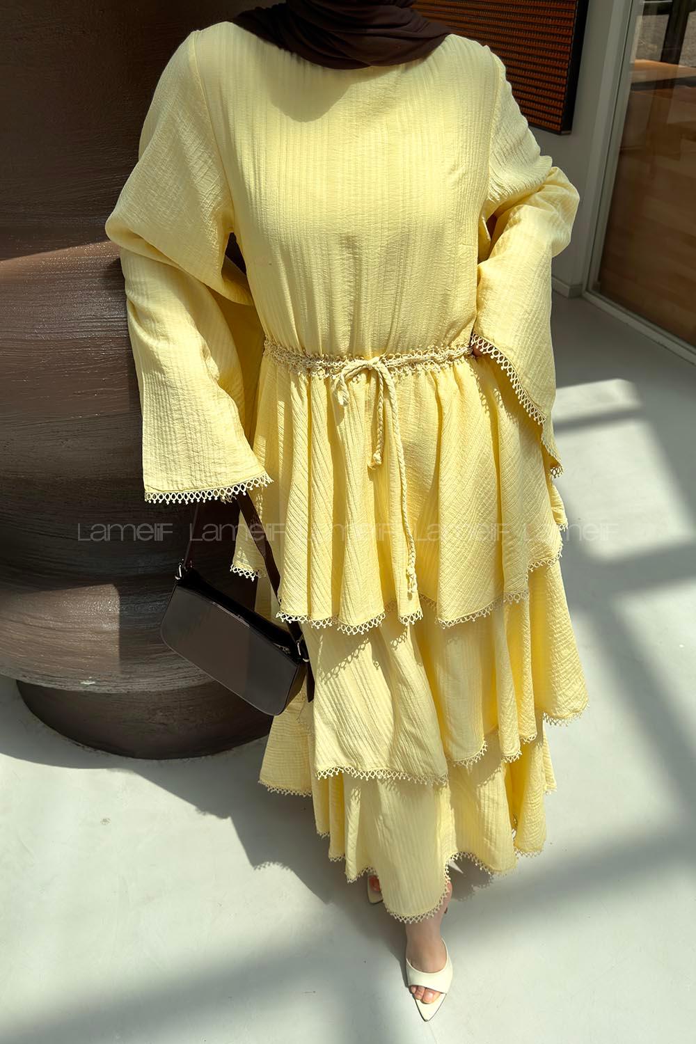 Lamelif Kat Detaylı Dantel İşlemeli Krinkıl Elbise Sarı