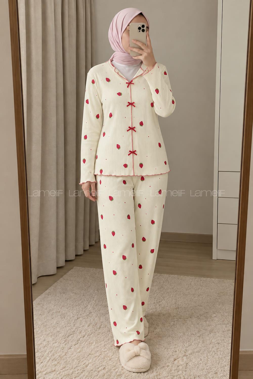 Lamelif Fiyonk Detaylı Çilek Desenli Kaşkorse Pijama Takımı