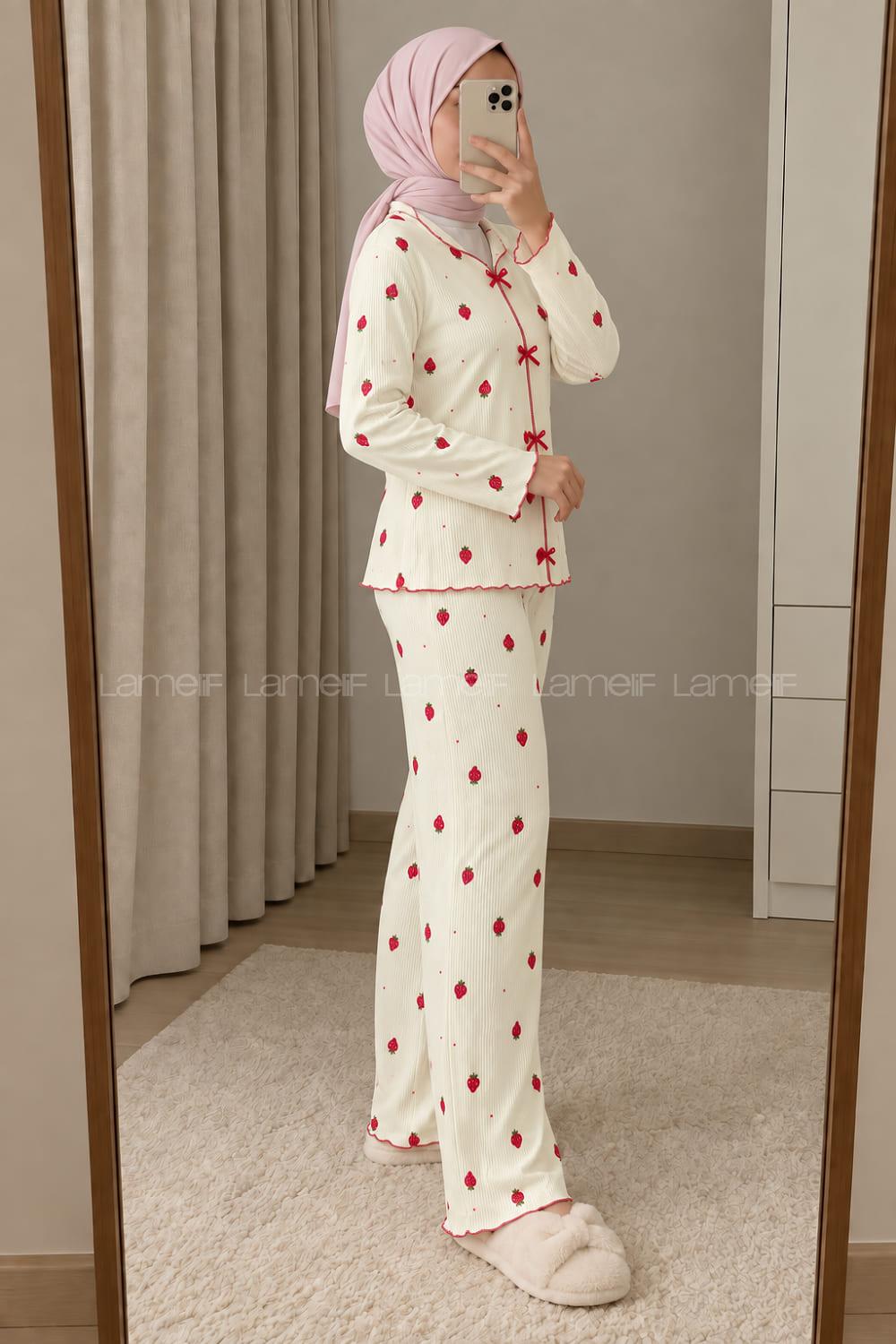 Lamelif Fiyonk Detaylı Çilek Desenli Kaşkorse Pijama Takımı
